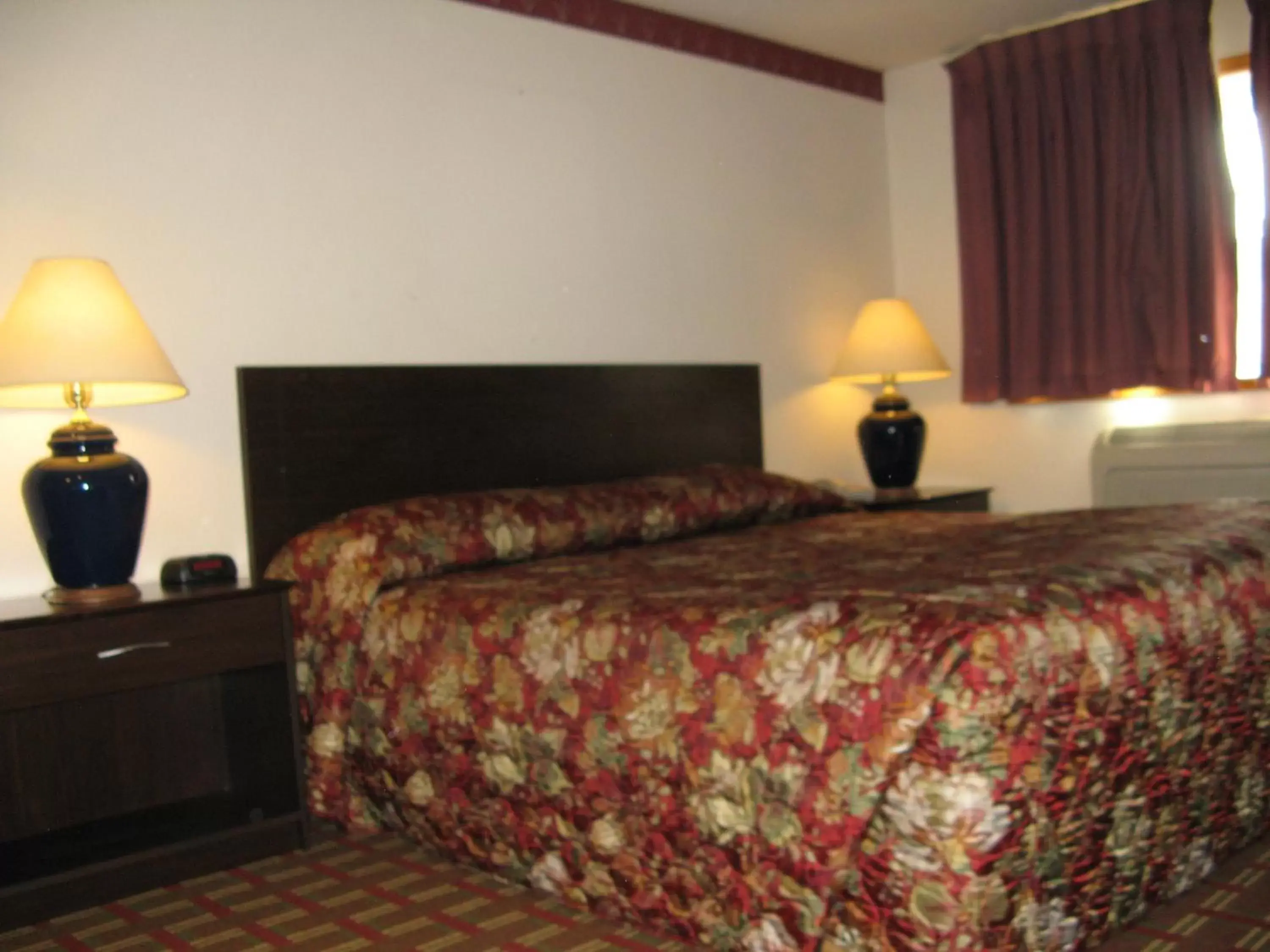 Photo of the whole room, Bed in Bellingham Lodge