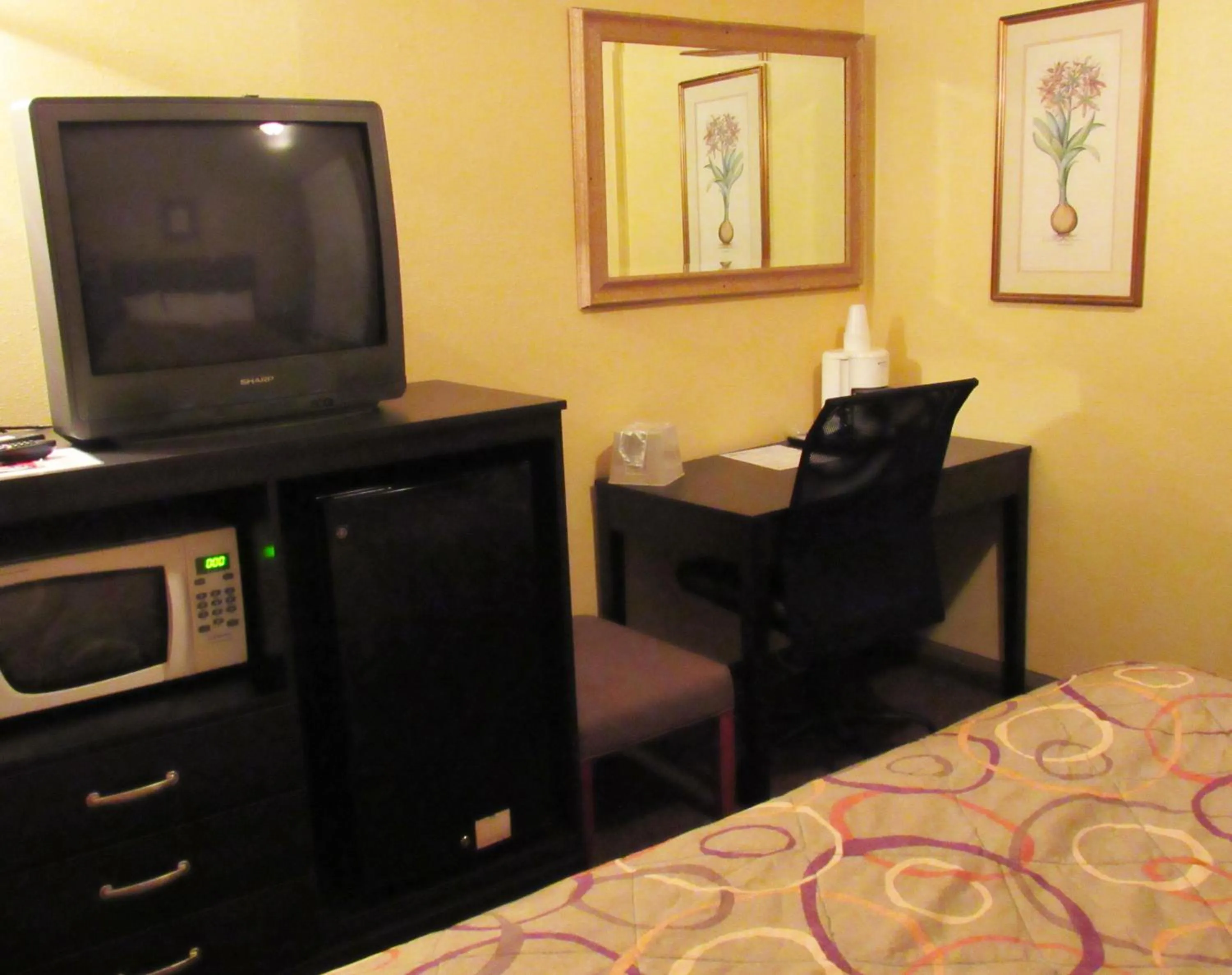 TV and multimedia, TV/Entertainment Center in RedRock Inn Sioux Falls