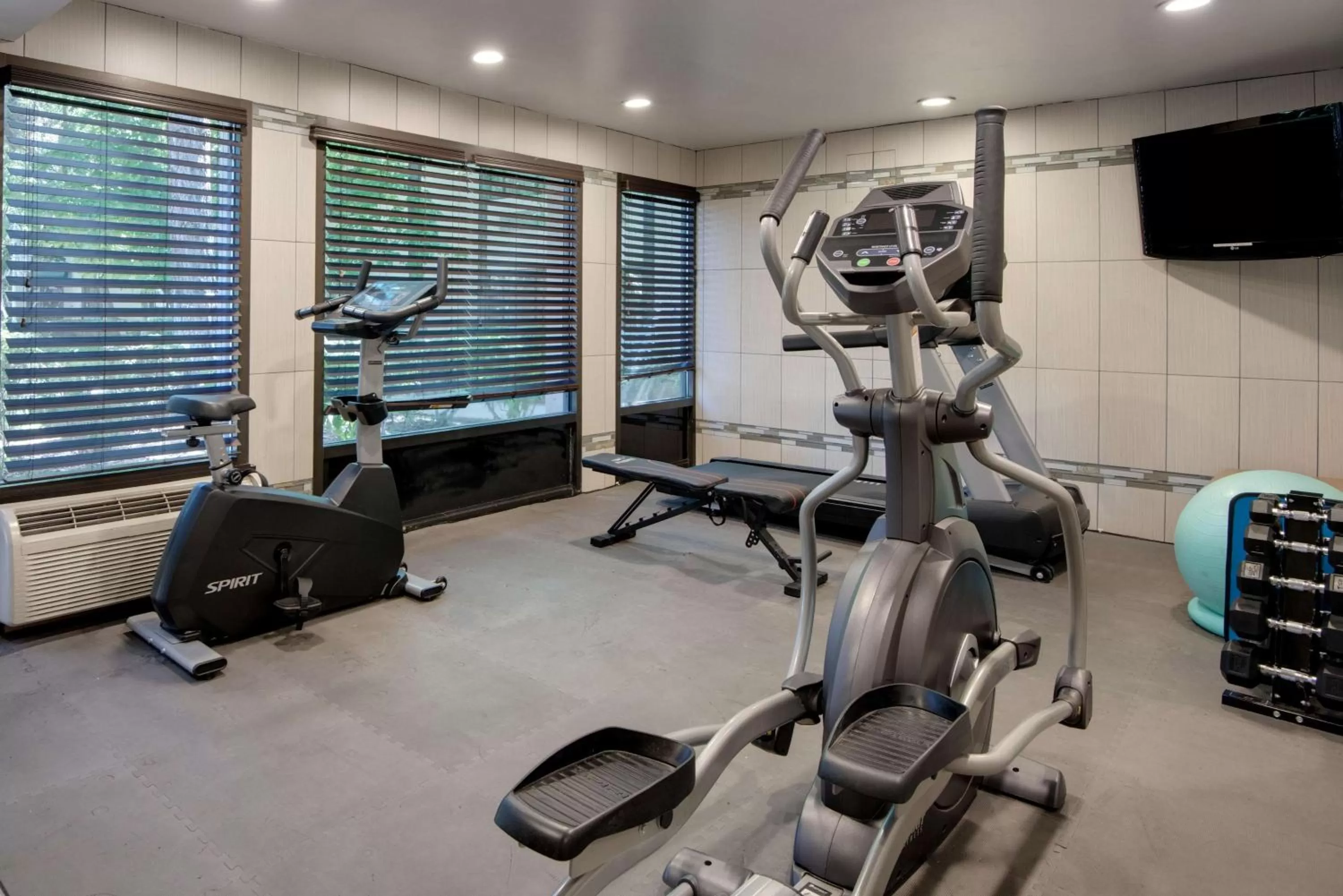 Fitness centre/facilities in SureStay Plus Hotel by Best Western Reno Airport