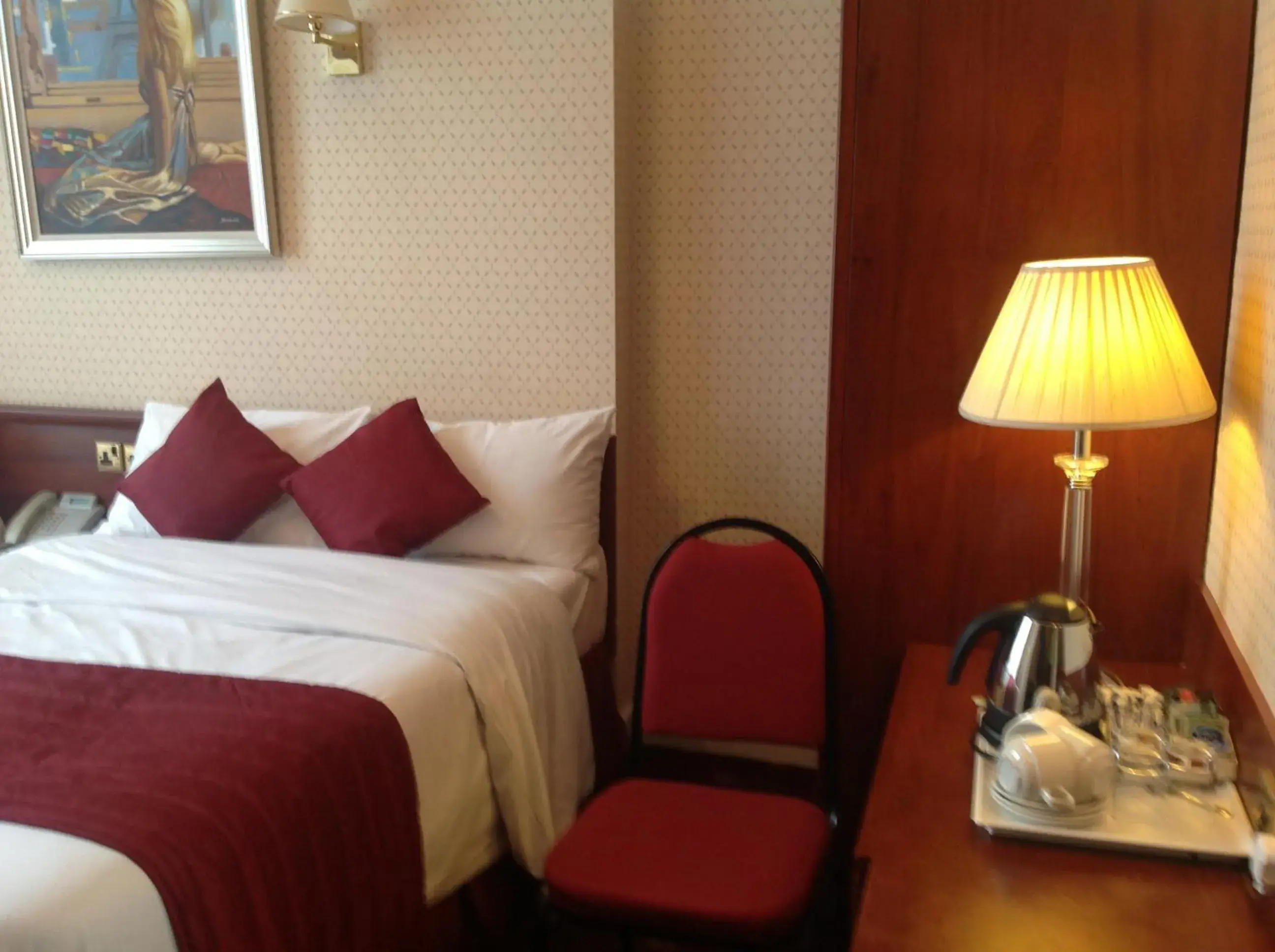 Photo of the whole room, Bed in Avon Hotel