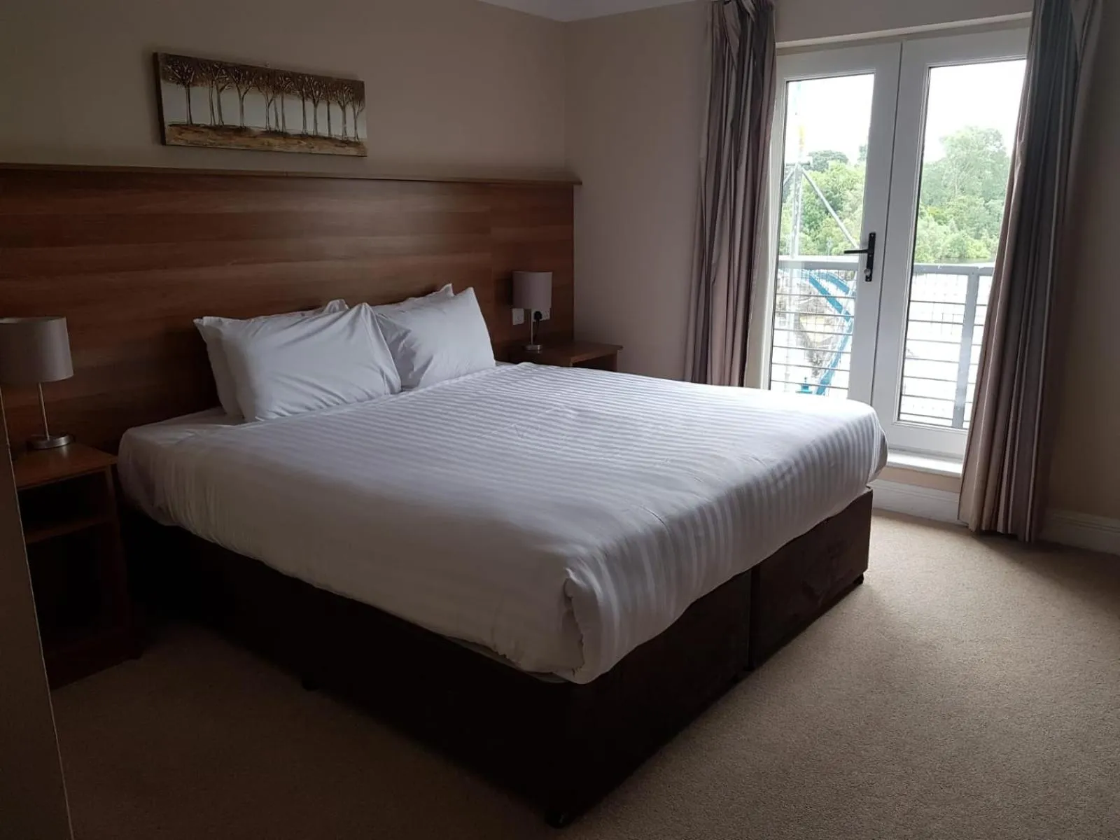 Bedroom, Bed in Riverside Hotel