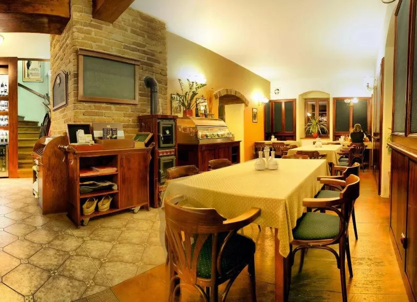 Restaurant/places to eat in Hotel Výpřež - Děčín