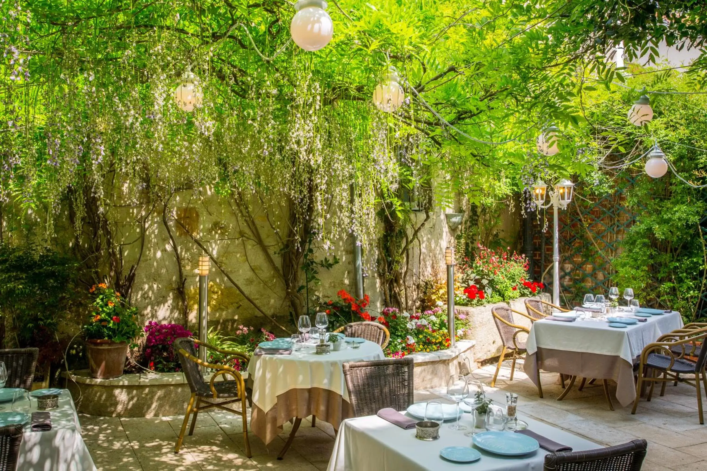 Patio, Restaurant/Places to Eat in Logis Hôtels Restaurant La Mère Hamard