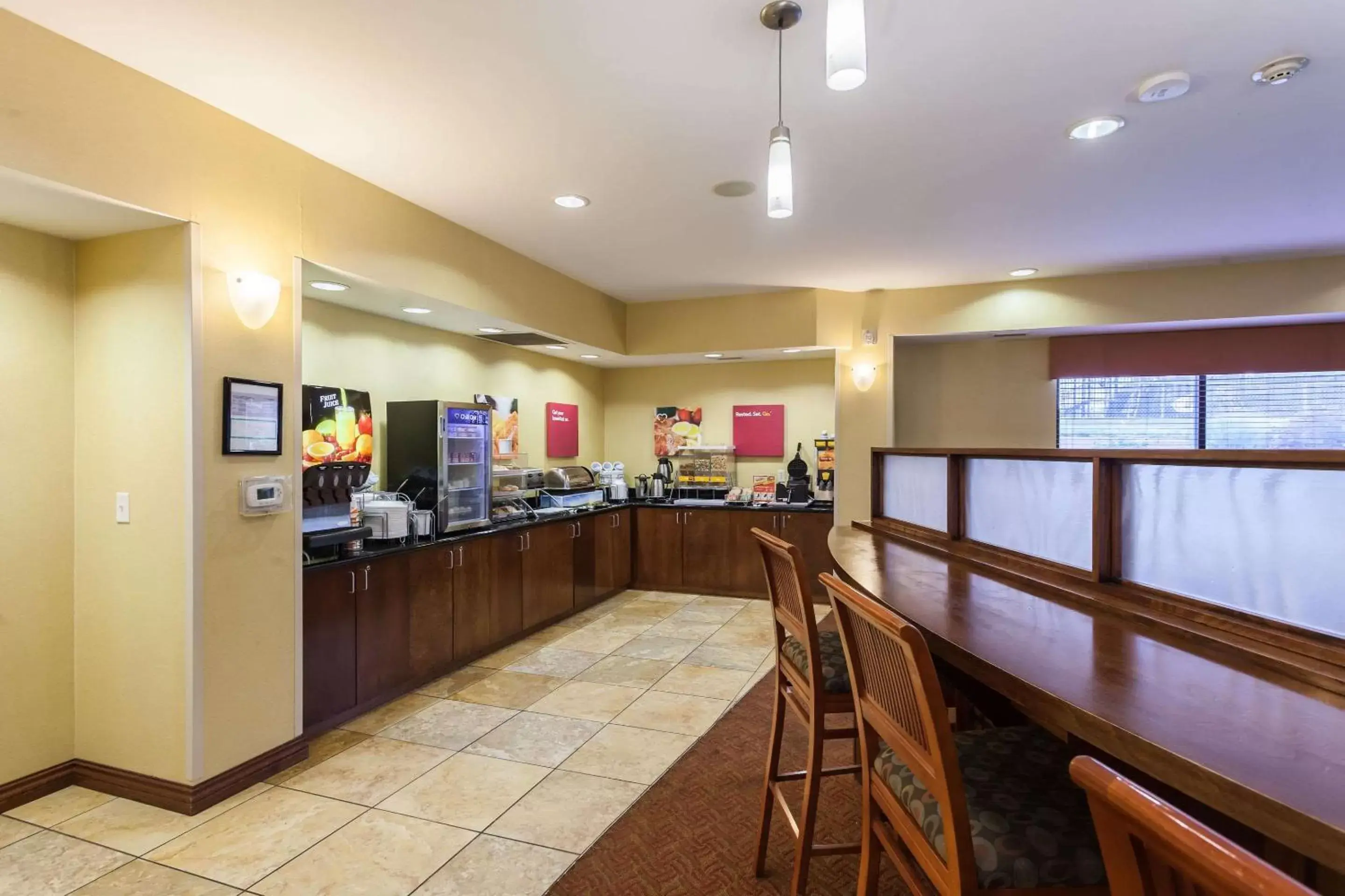 Restaurant/Places to Eat in Comfort Suites Lincoln East