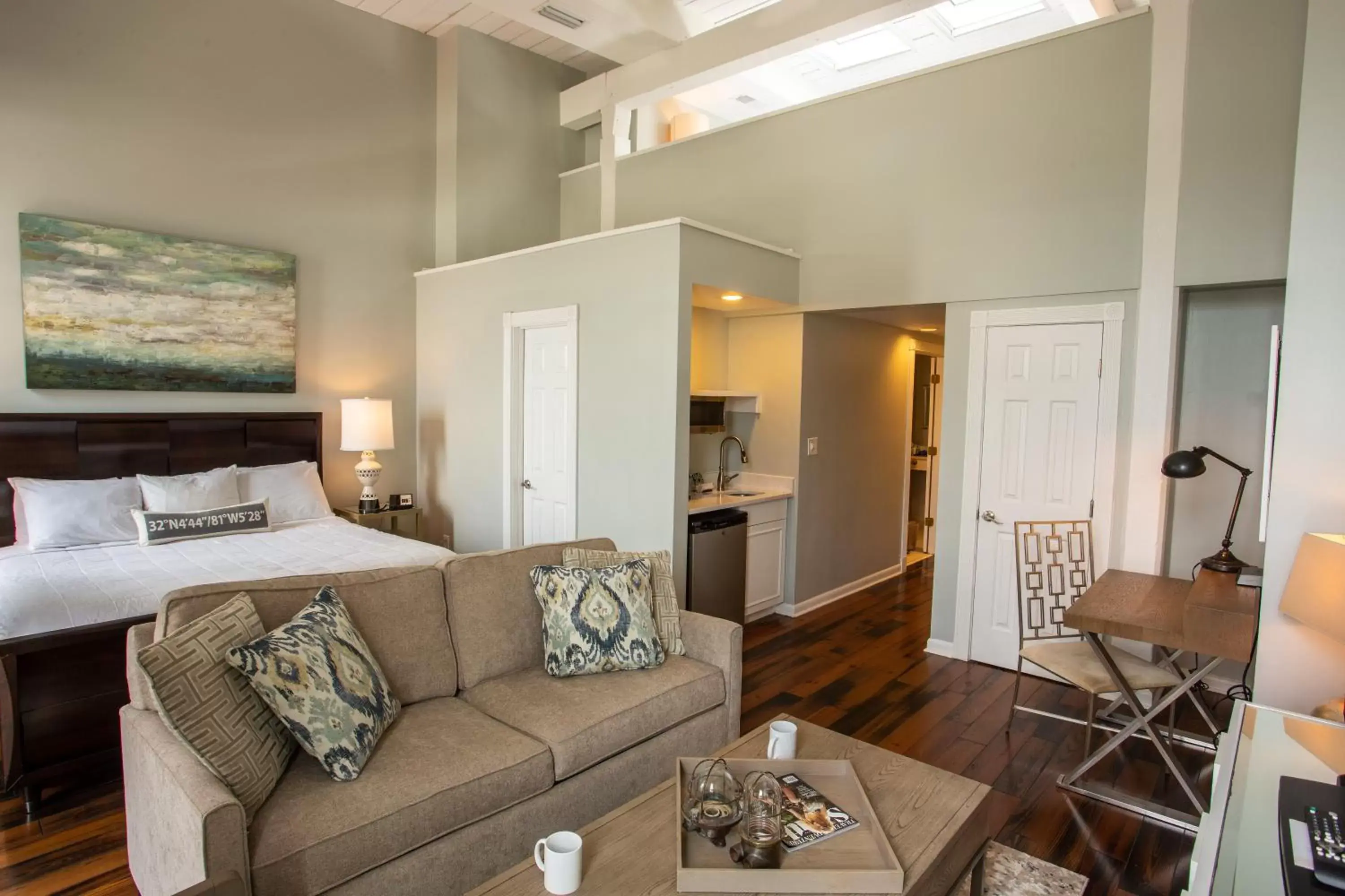 Bedroom, Seating Area in Olde Harbour Inn, Historic Inns of Savannah Collection