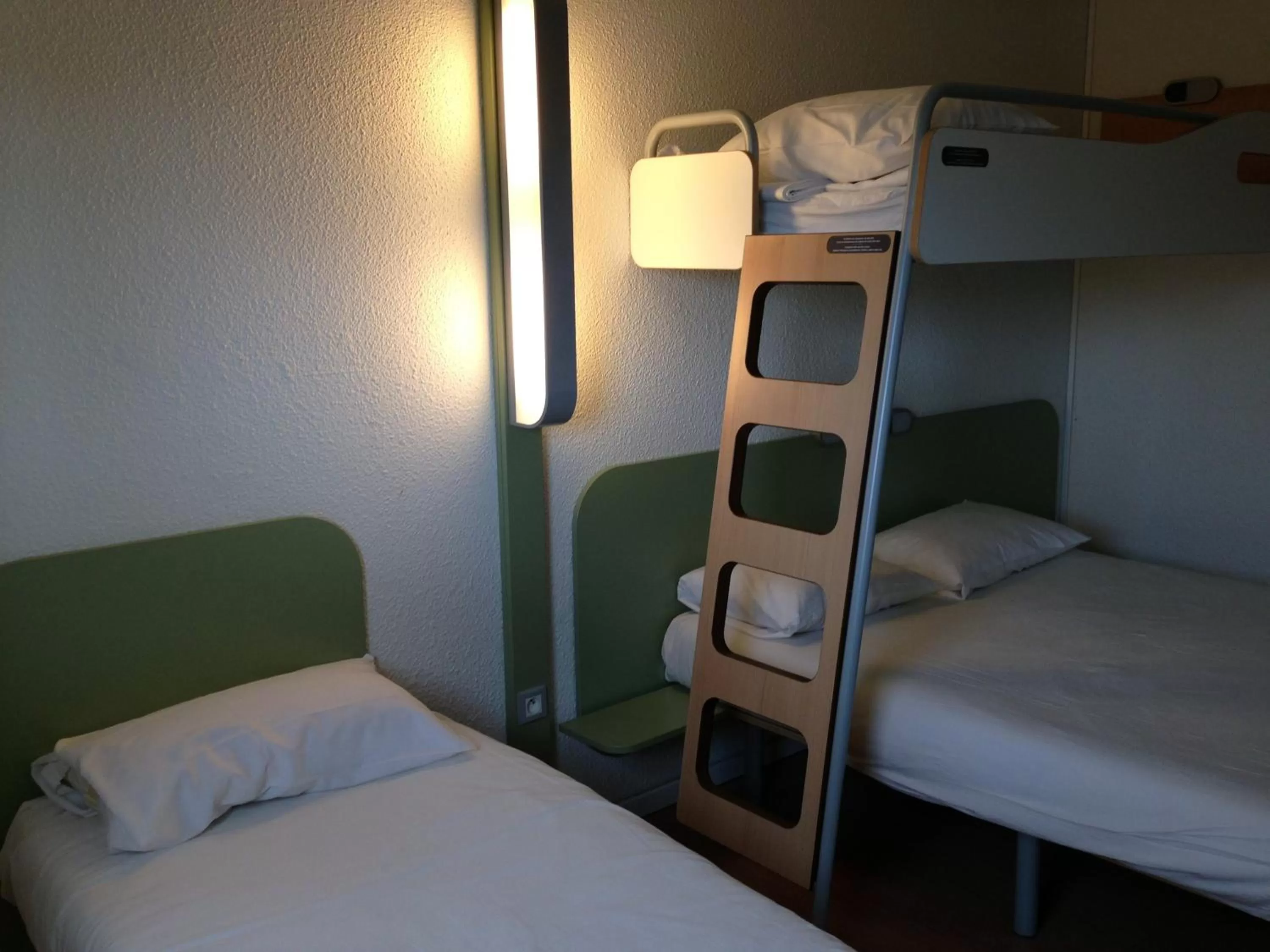 Bedroom, Bed in ibis budget Chartres