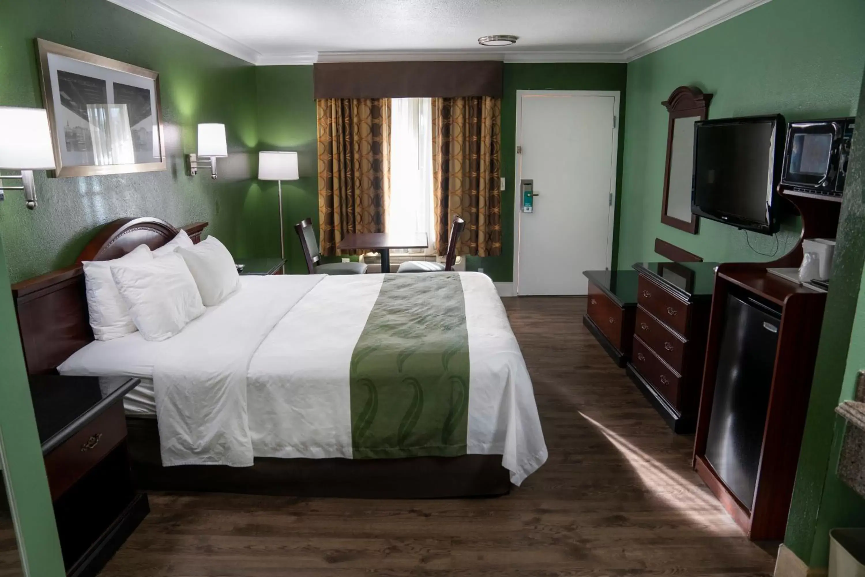 Deluxe Room, 1 King Bed with Hot Tub, Non Smoking in Quality Inn Hemet - San Jacinto