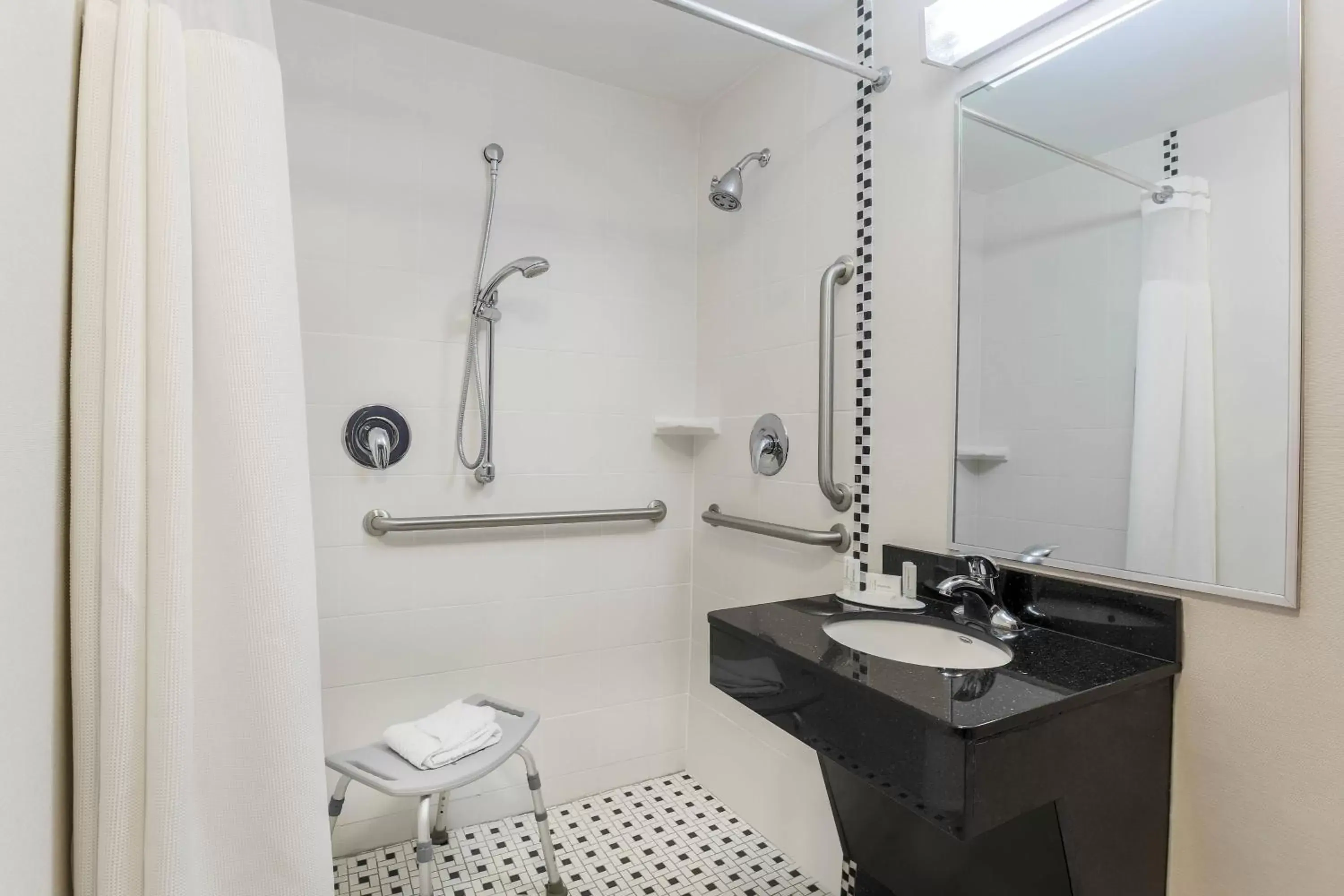 Bathroom in Fairfield Inn & Suites by Marriott Mahwah