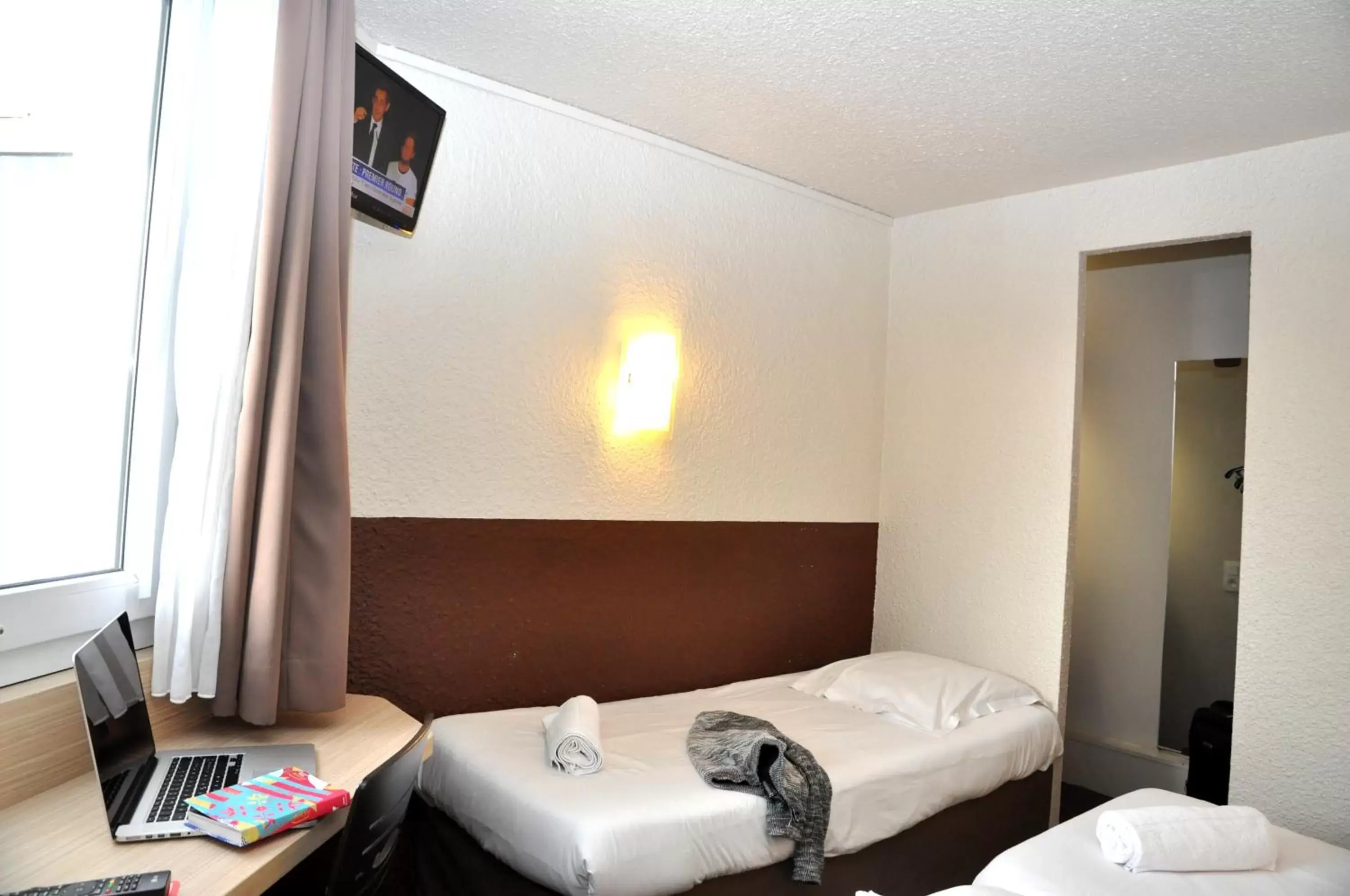 Bed in B Hotel Caen Mondeville
