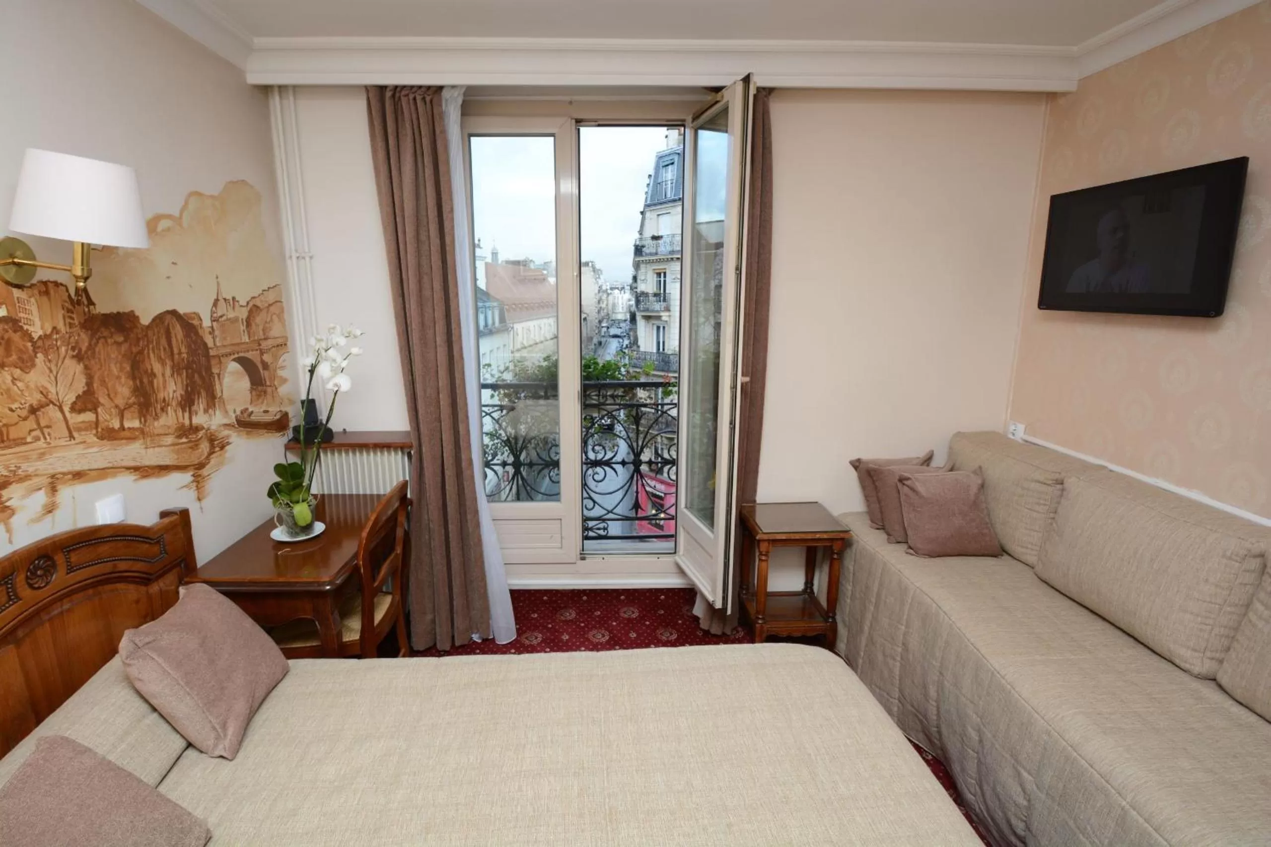 Photo of the whole room, Bed in Familia Hotel