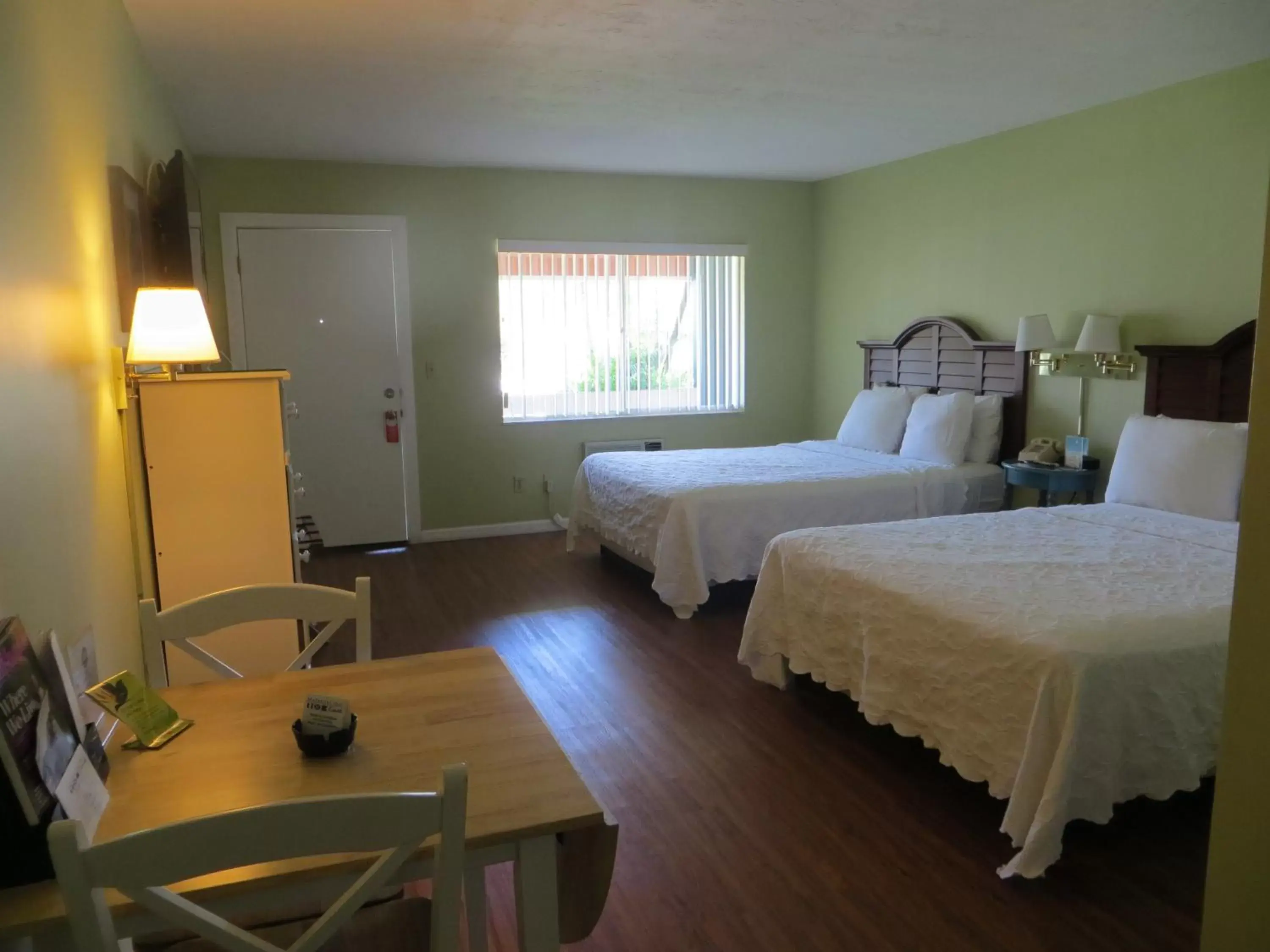 Photo of the whole room, Bed in Matanzas Inn