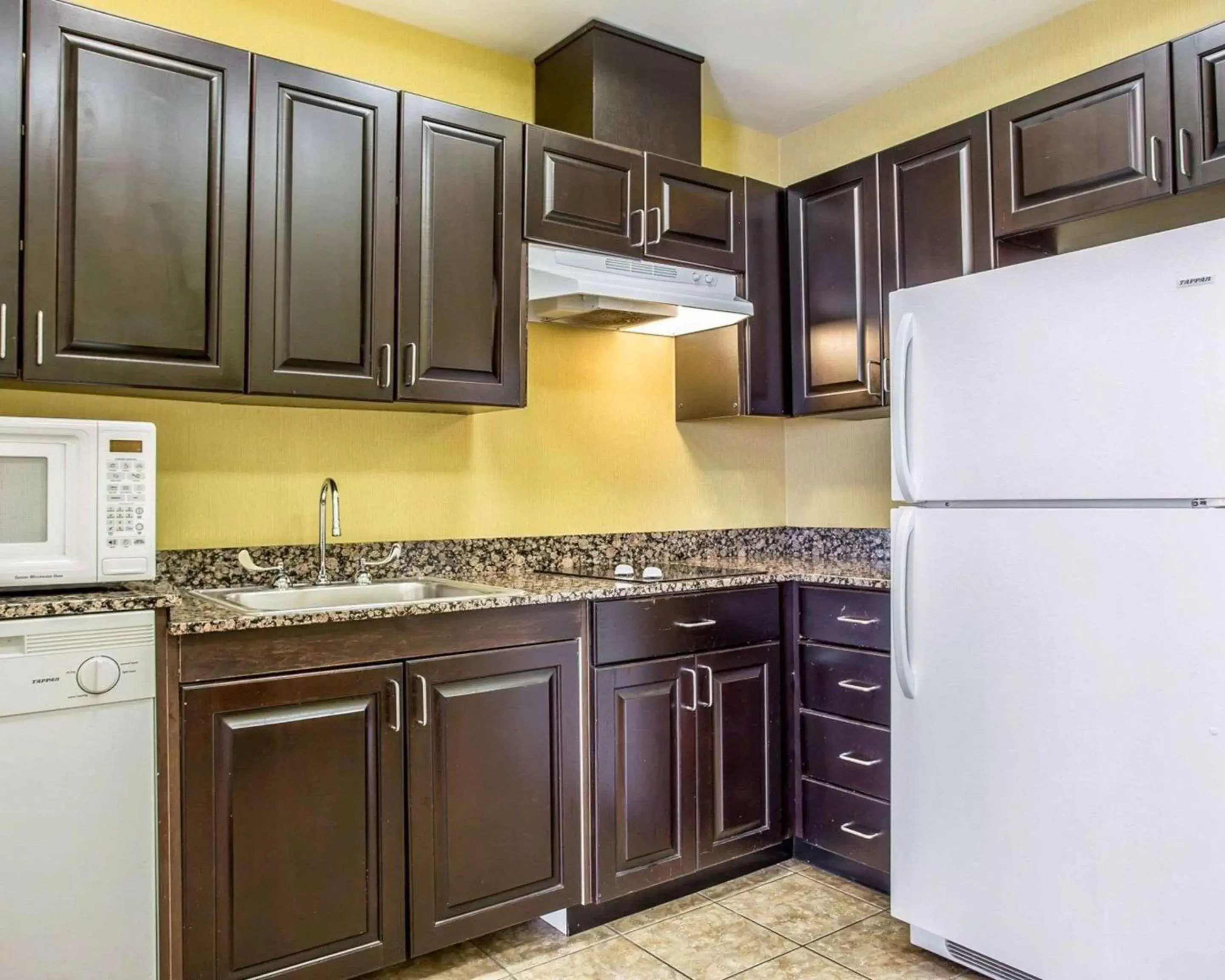 Bedroom, Kitchen/Kitchenette in Comfort Suites Rock Hill Manchester Meadows Area