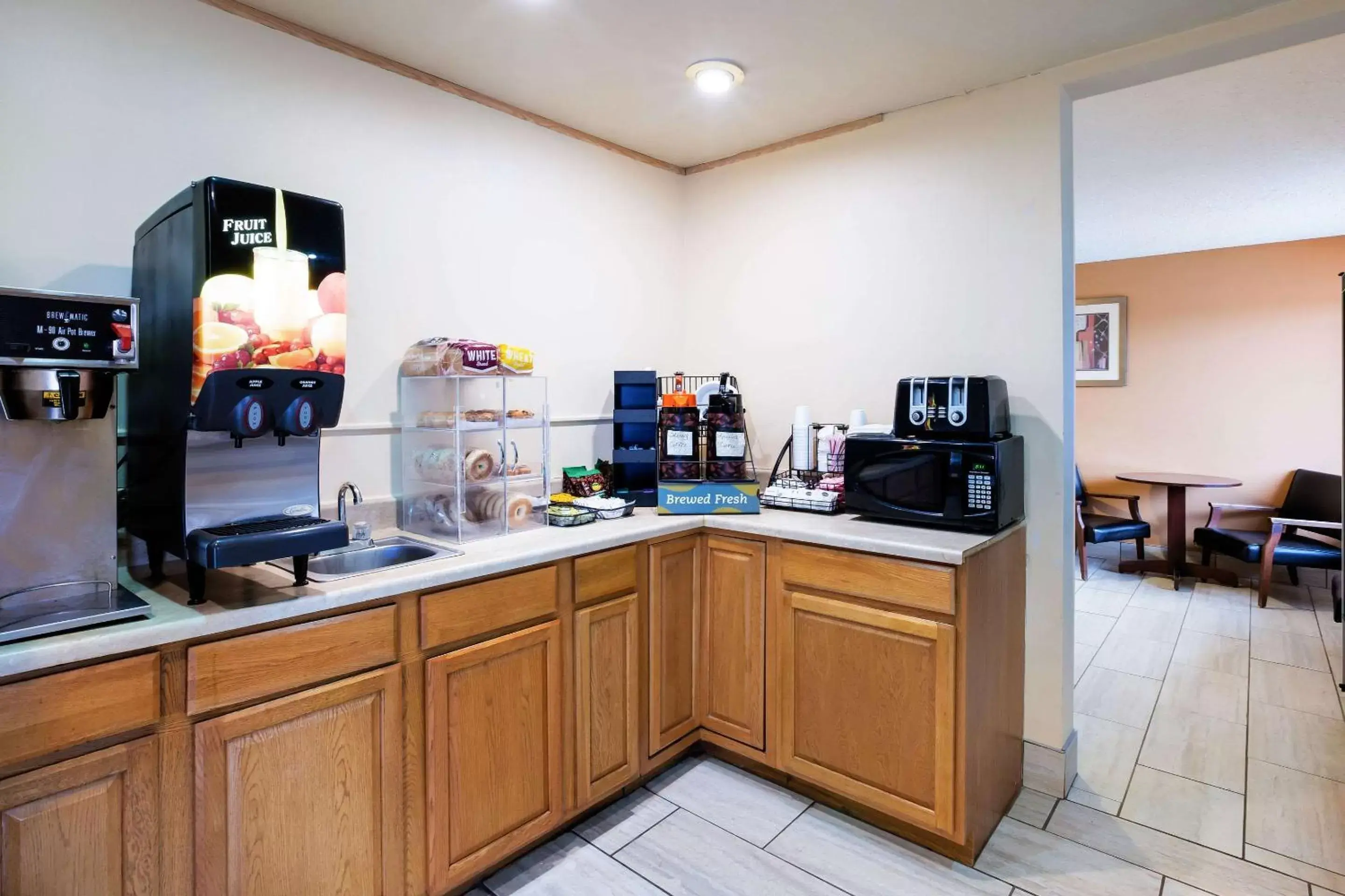 Restaurant/places to eat, Kitchen/Kitchenette in Rodeway Inn Sergeant Bluff - Sioux City