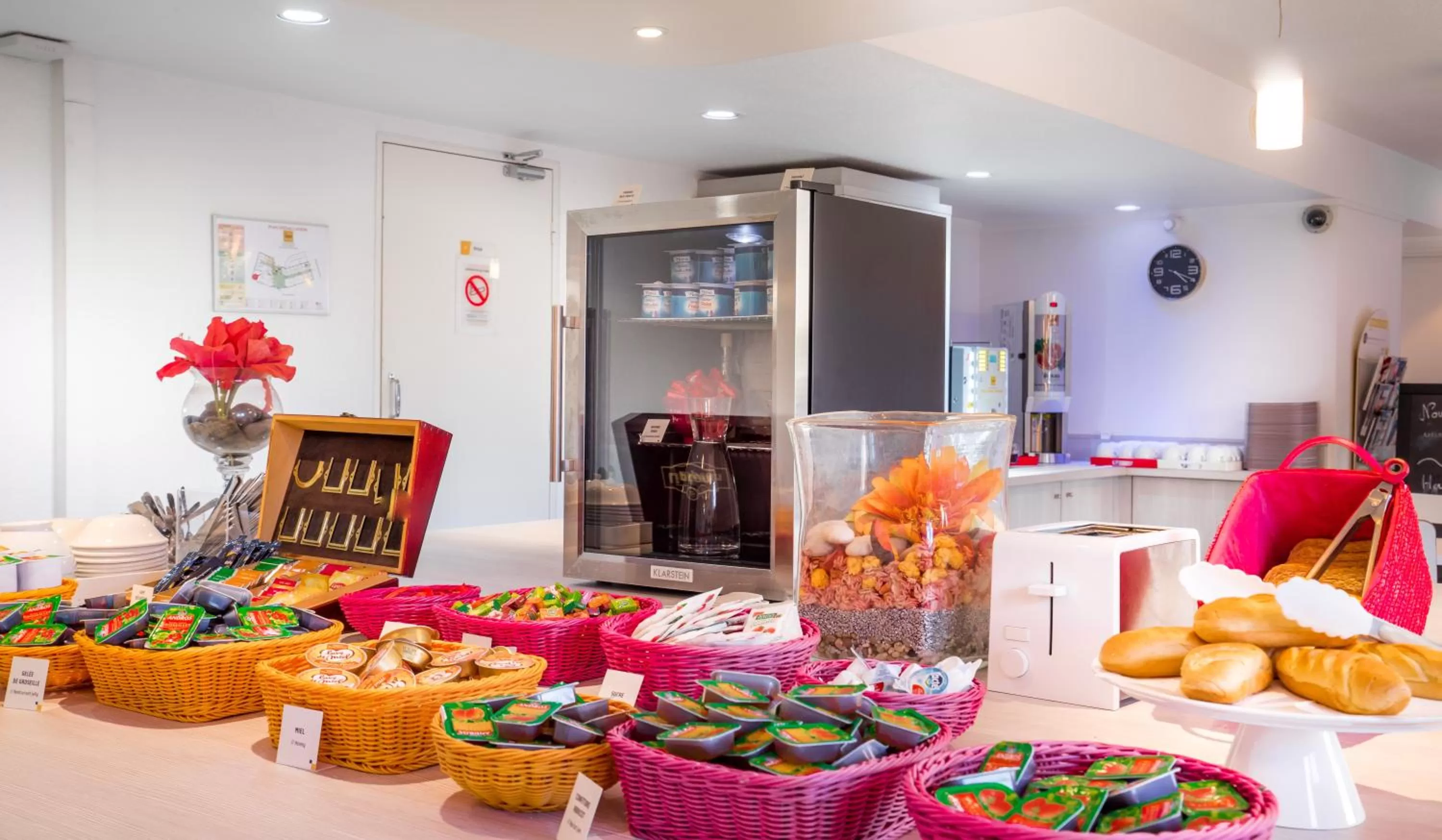 Restaurant/places to eat in Première Classe Rosny Sous Bois