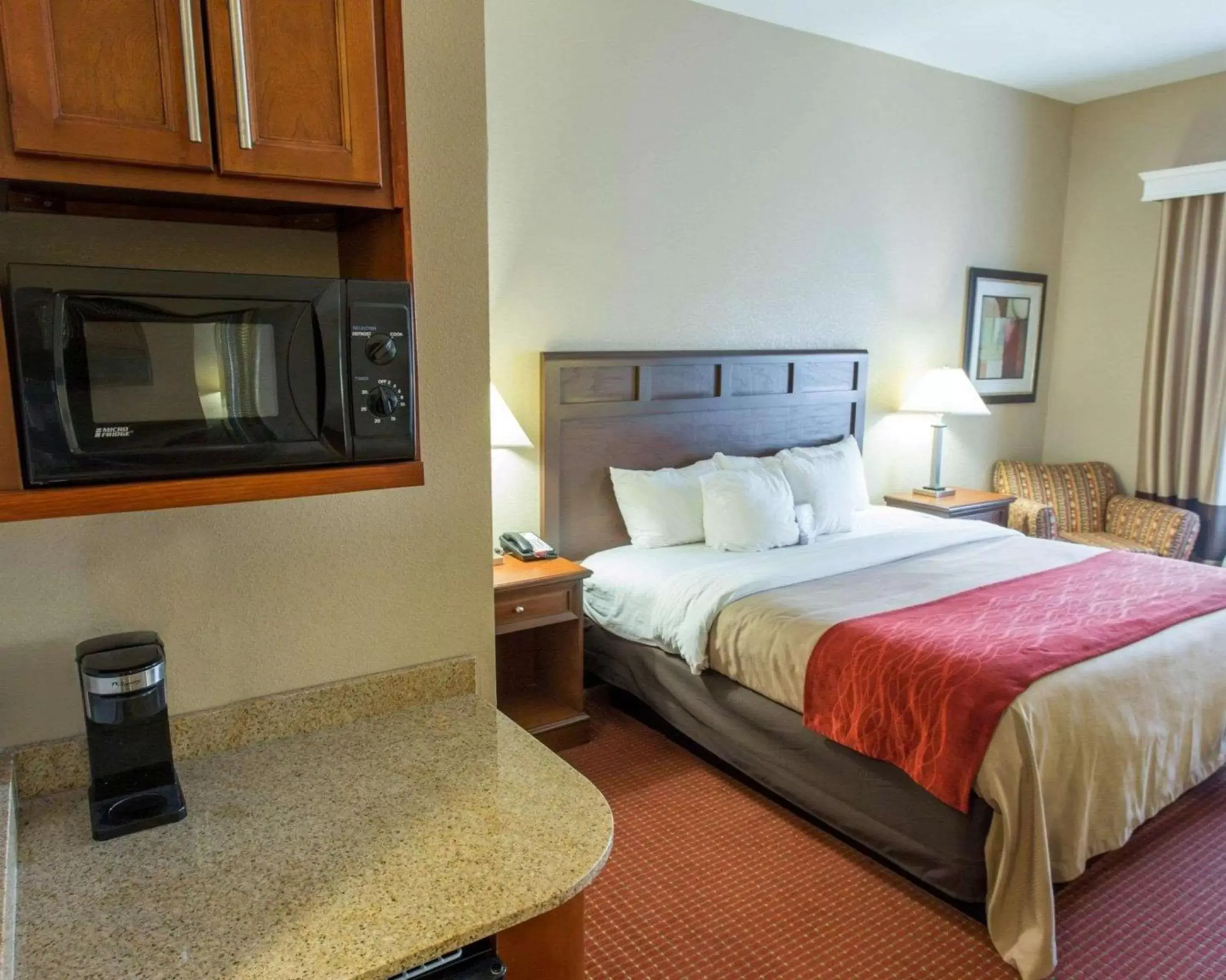 Photo of the whole room, Bed in Comfort Inn New Orleans Airport South