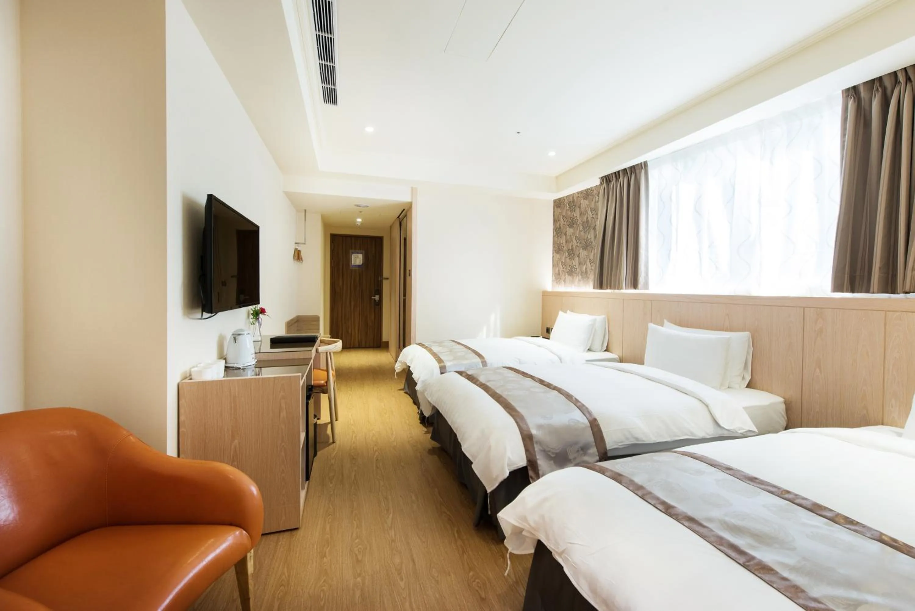 Photo of the whole room, Bed in HE TI Hotel