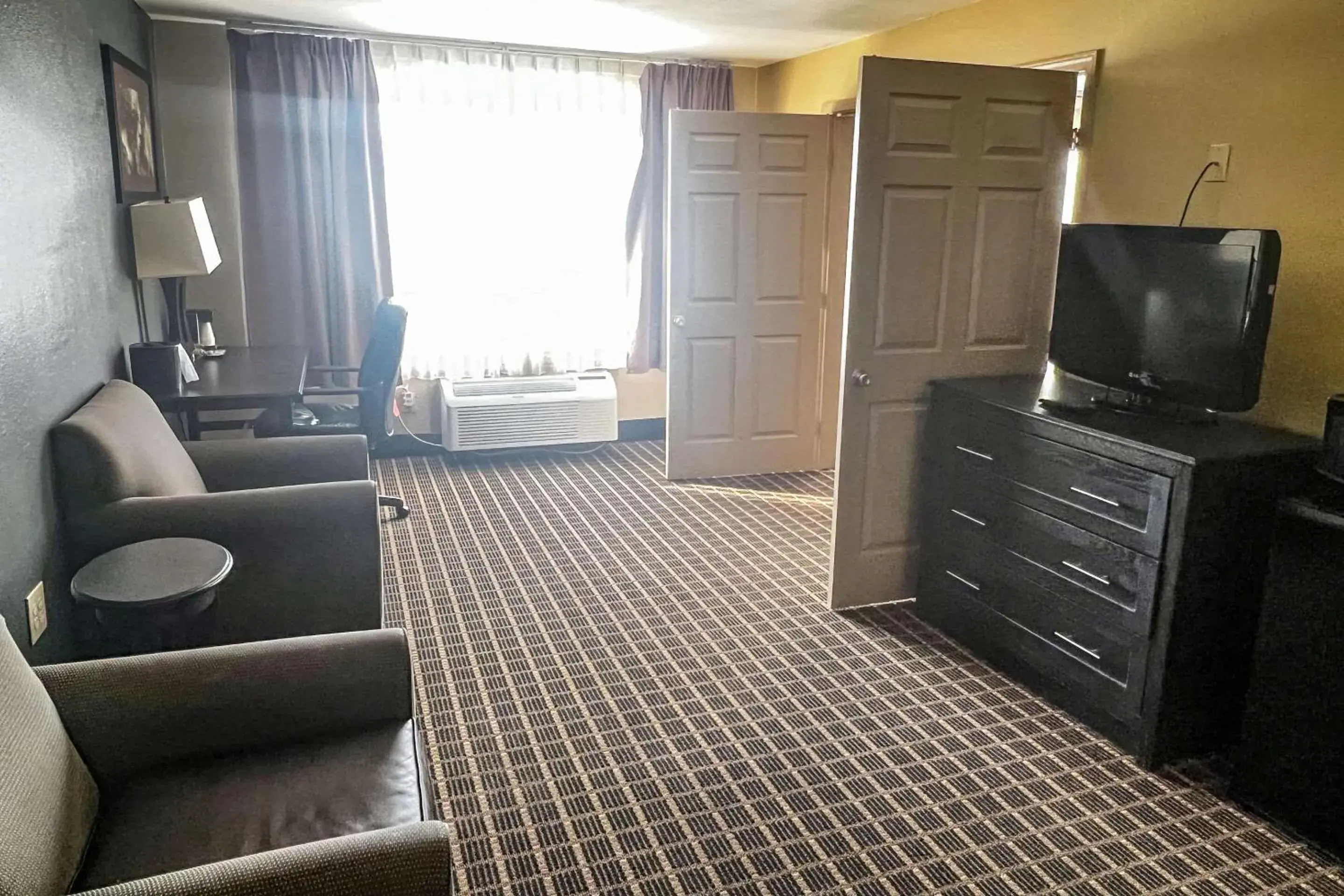 Bedroom, TV/Entertainment Center in Clarion Inn & Suites