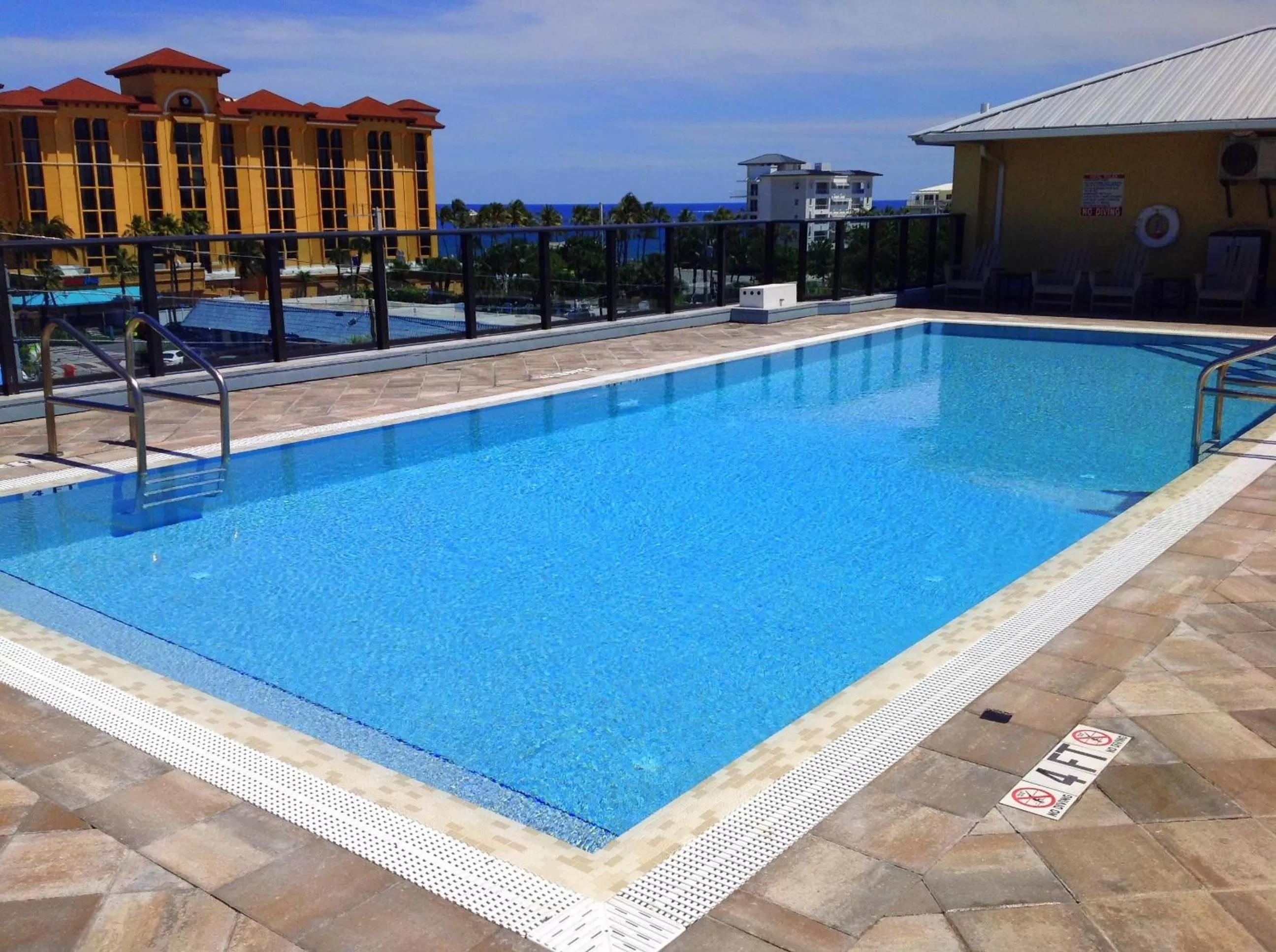 Swimming pool in Vistalmar Beach Resort