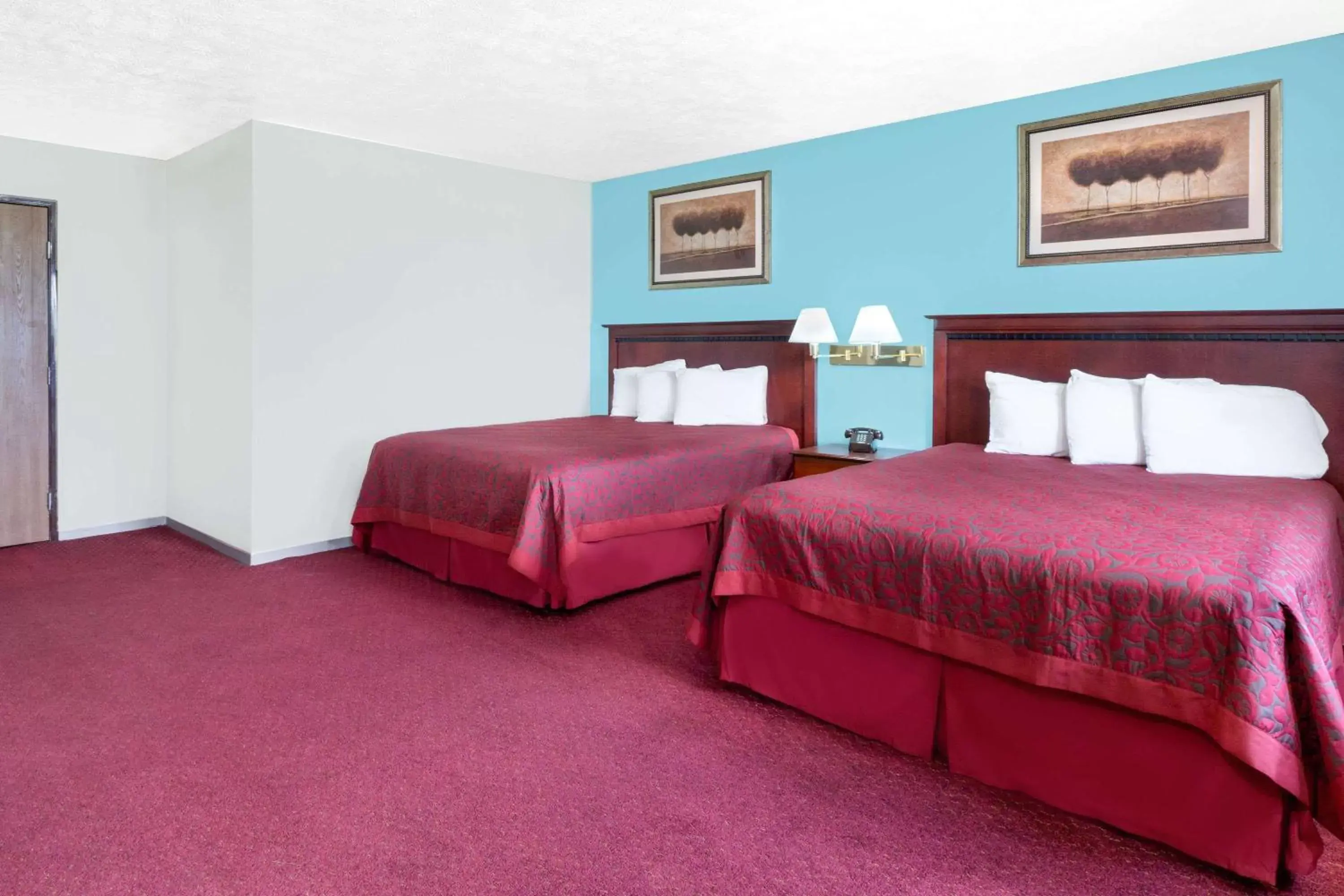 Photo of the whole room, Bed in Days Inn by Wyndham Warrensburg