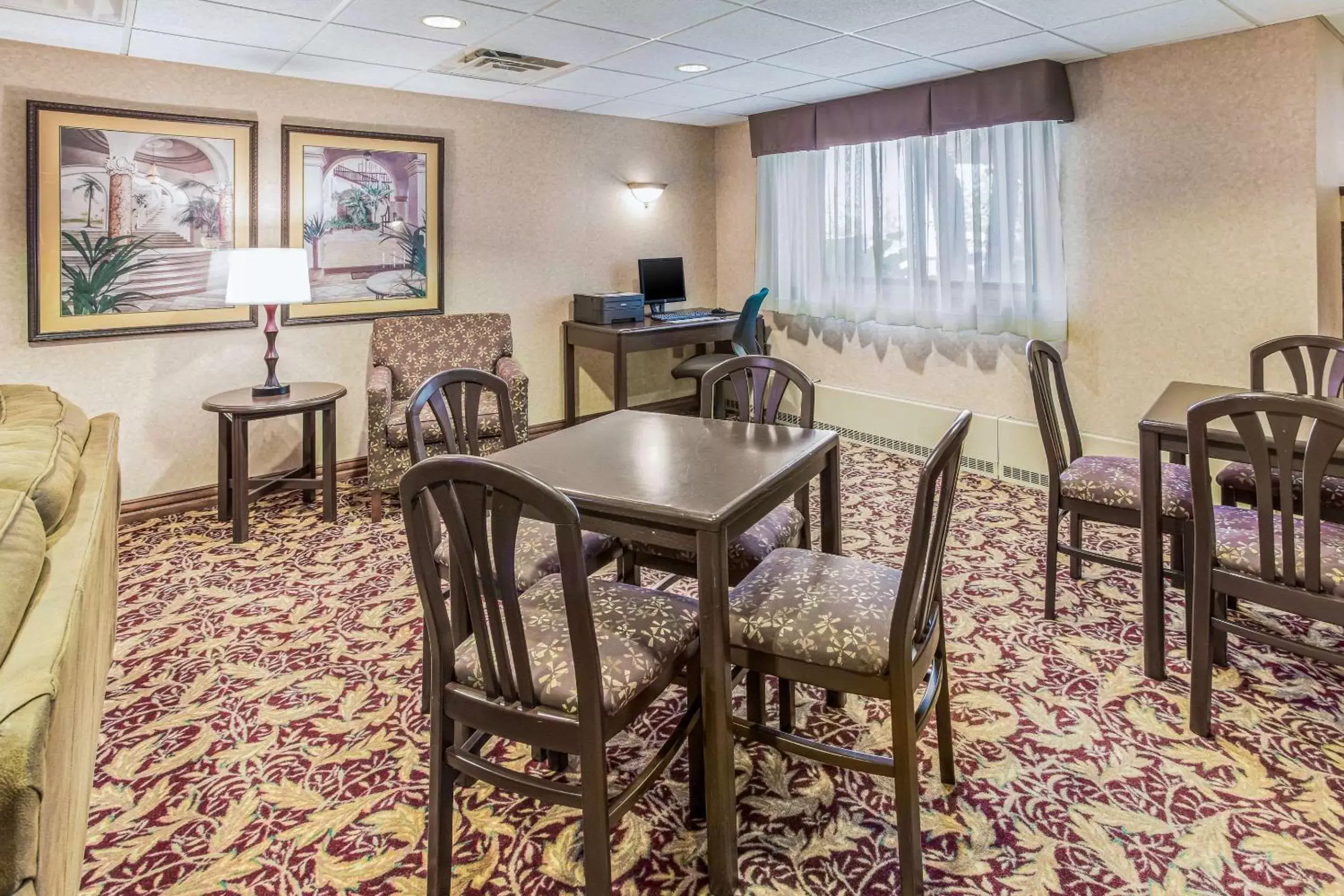 Lobby or reception, Dining Area in Quality Inn & Suites Downtown