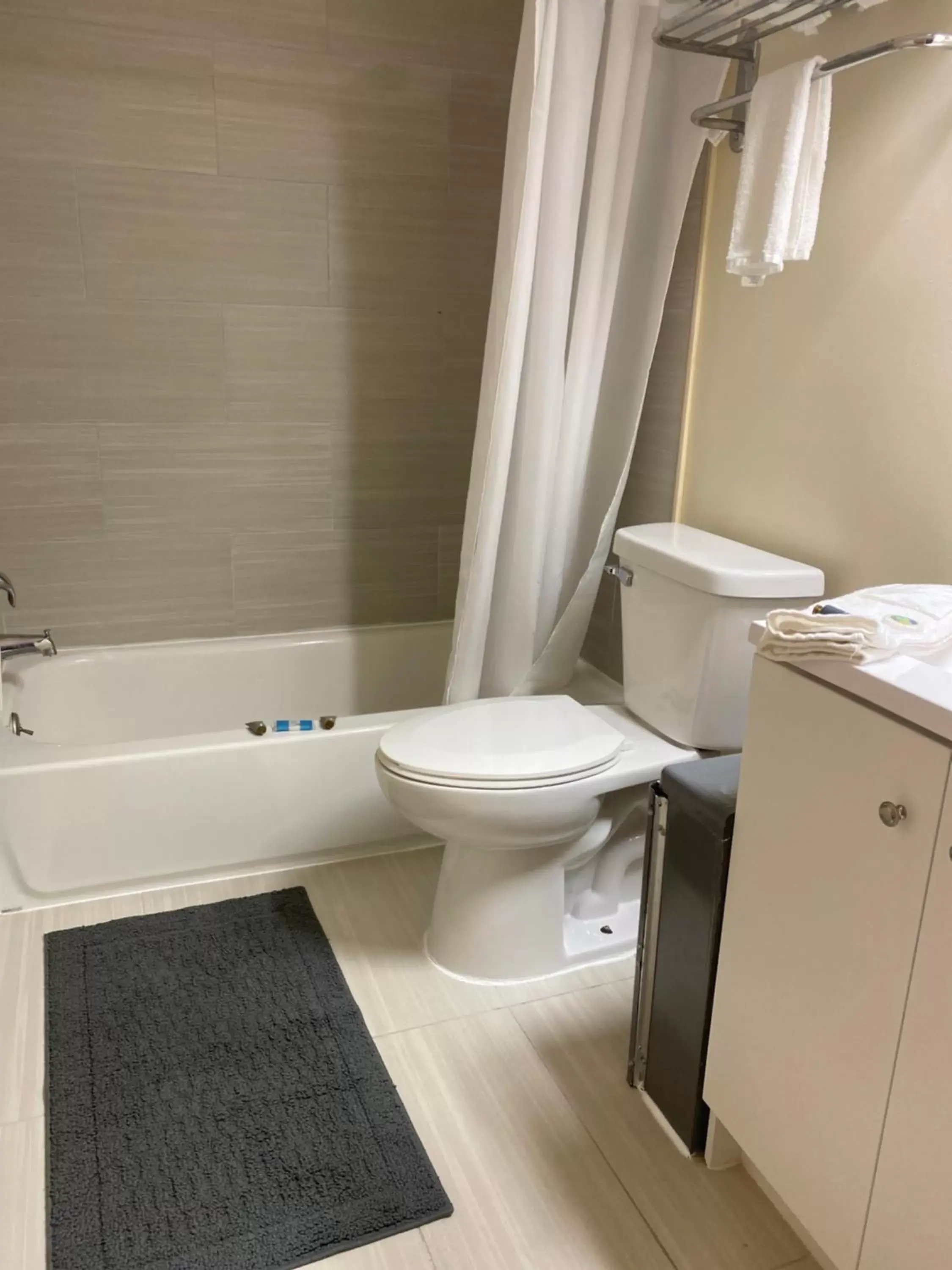 Bathroom in Bellevue Hotel and Suites