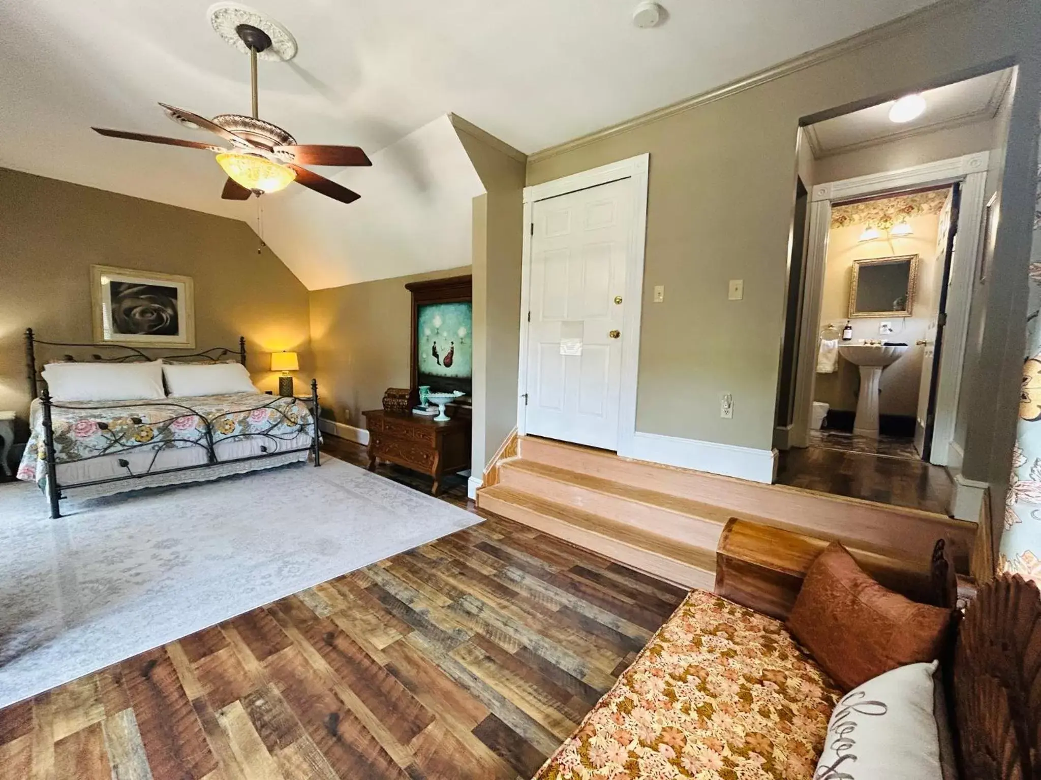 Bedroom, Seating Area in The Claiborne Bed and Breakfast