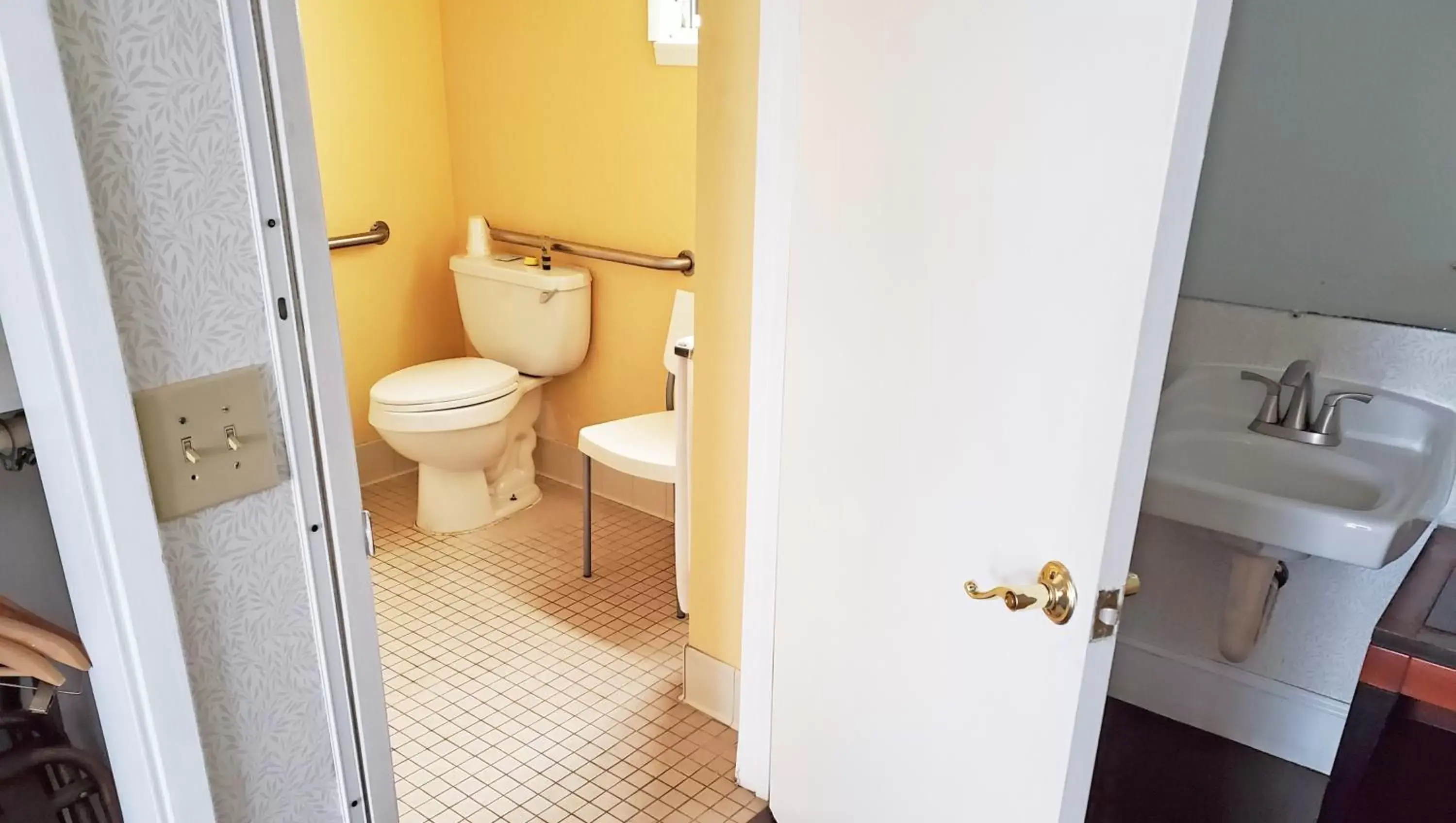 Bathroom in Pacific Heights Inn