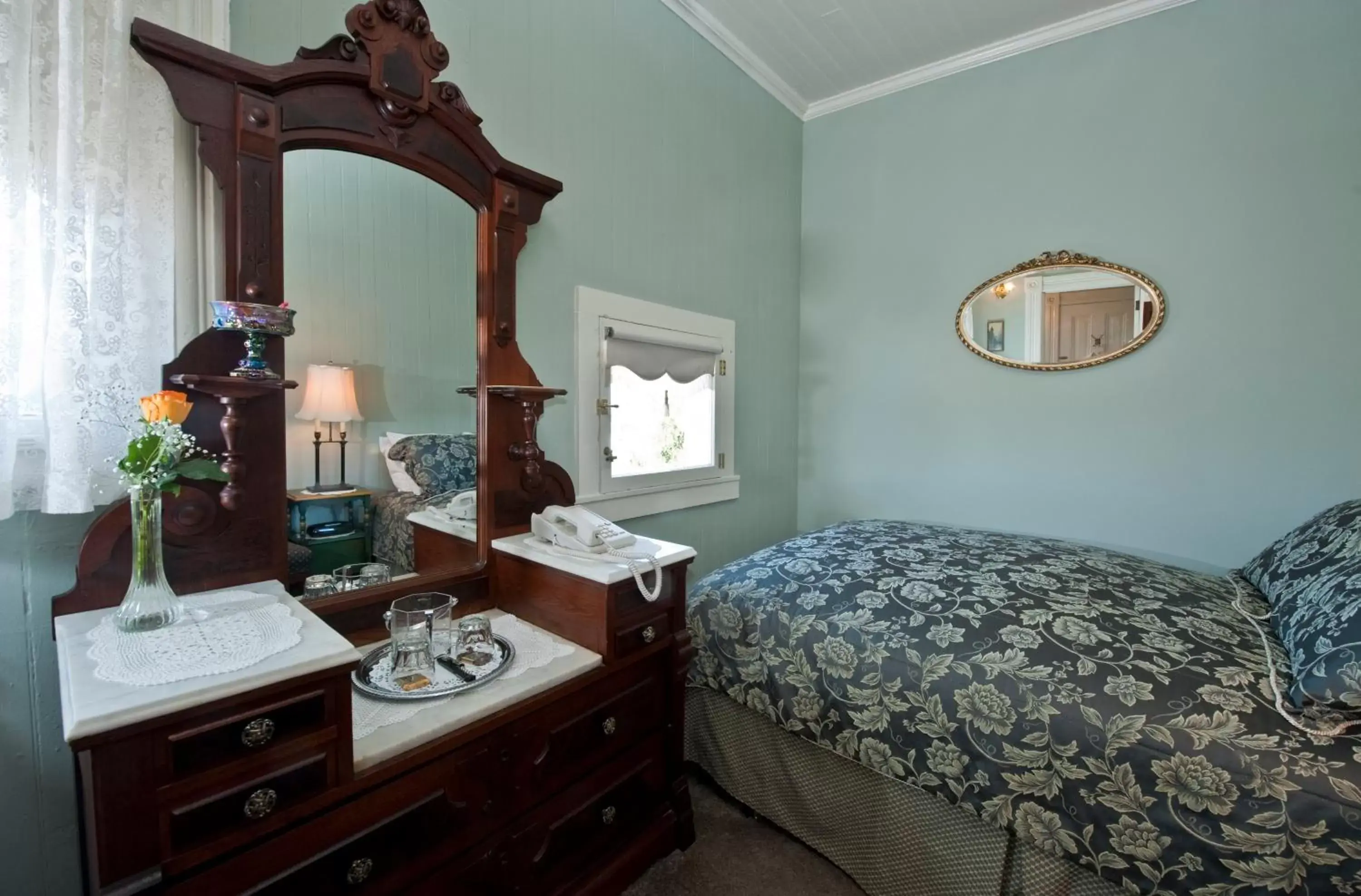 Bed, Bathroom in Inn San Francisco