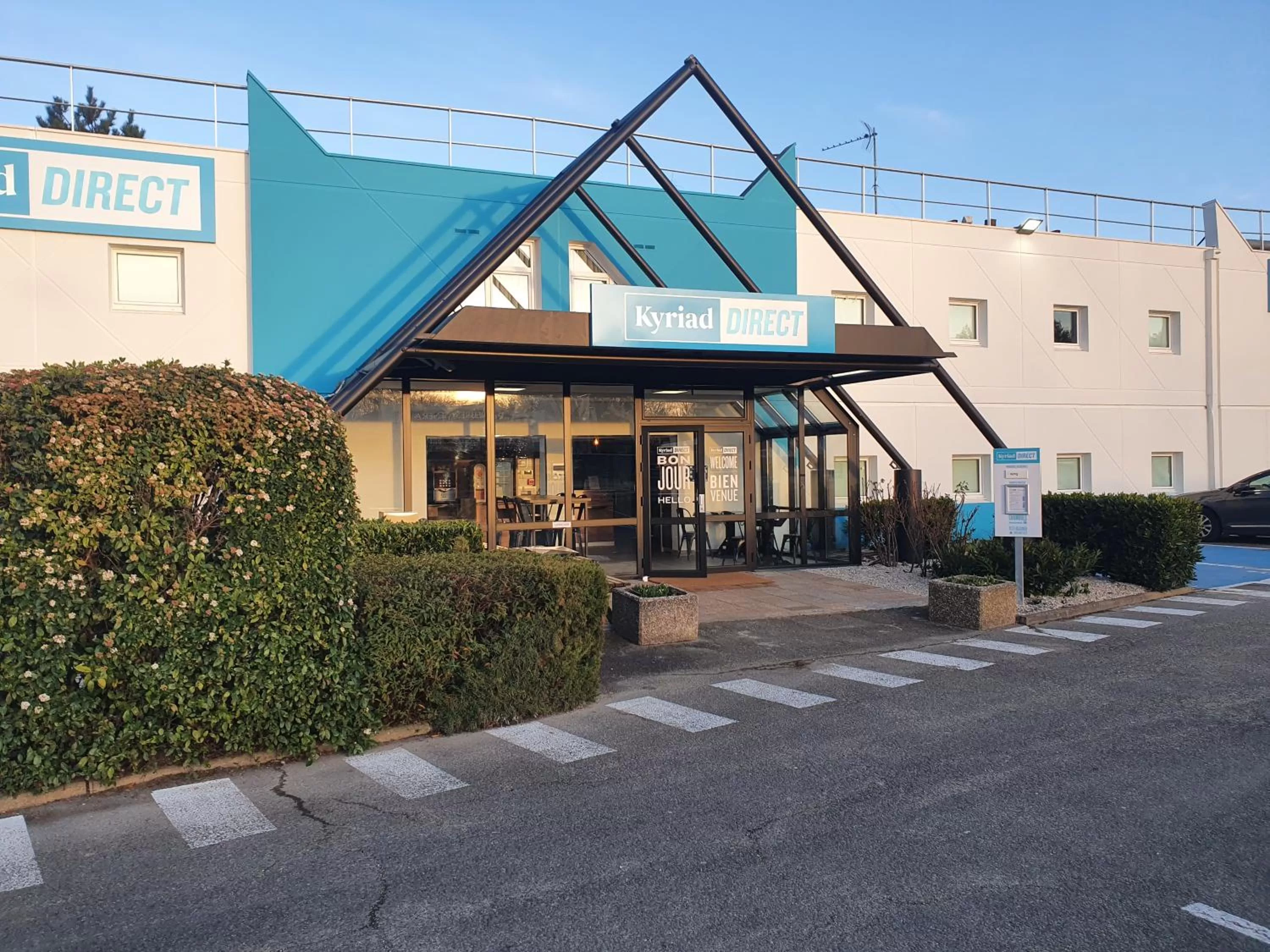 Facade/entrance in Kyriad Direct Martigues