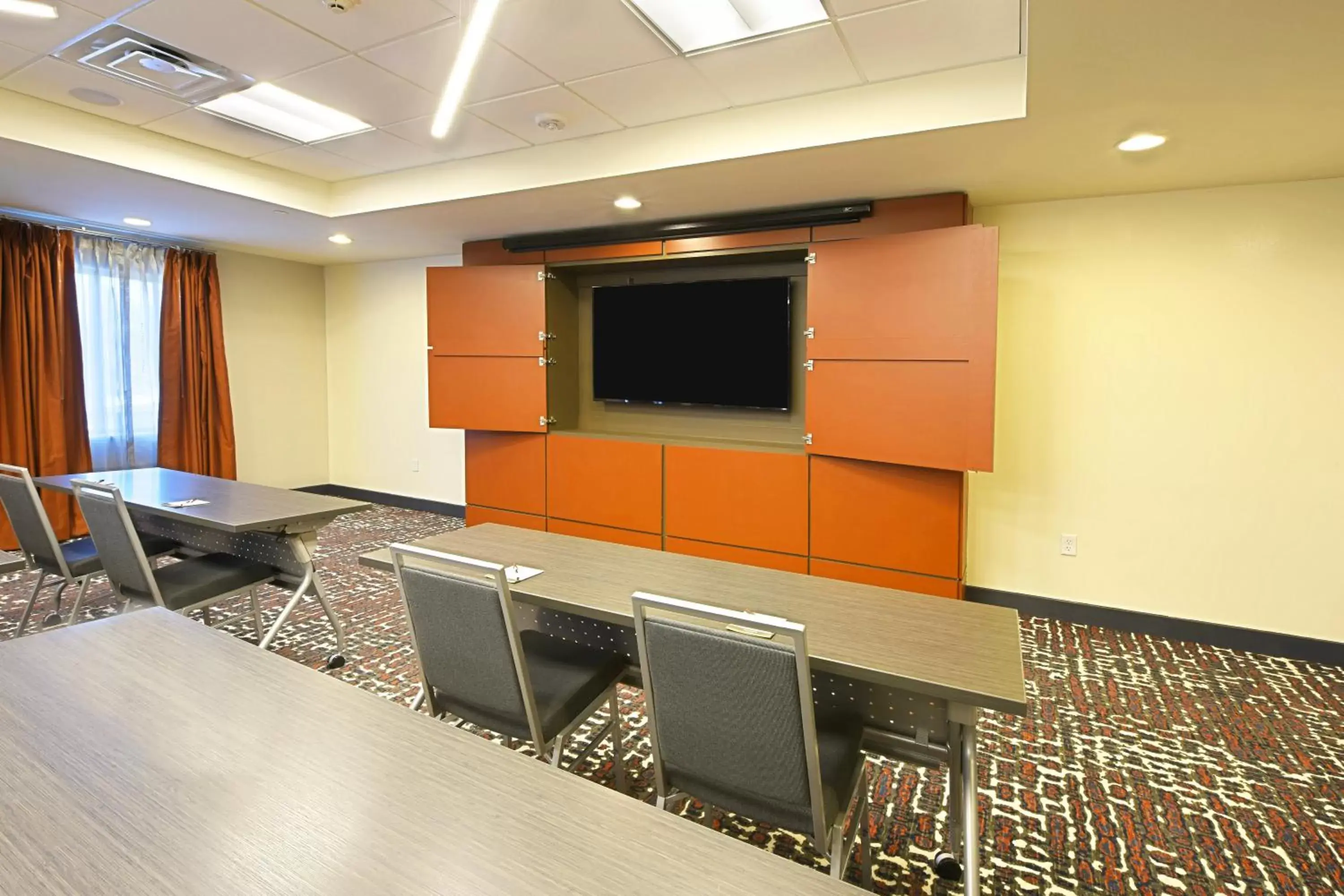 Meeting/conference room, TV/Entertainment Center in Staybridge Suites - Little Rock - Medical Center, an IHG Hotel