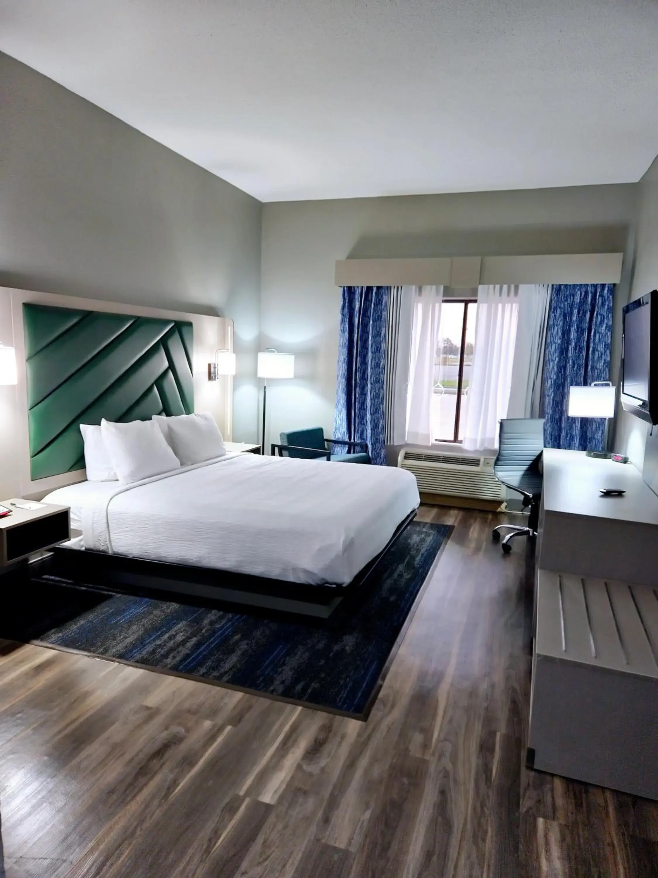 Bed in Wingate by Wyndham Sulphur Near Lake Charles