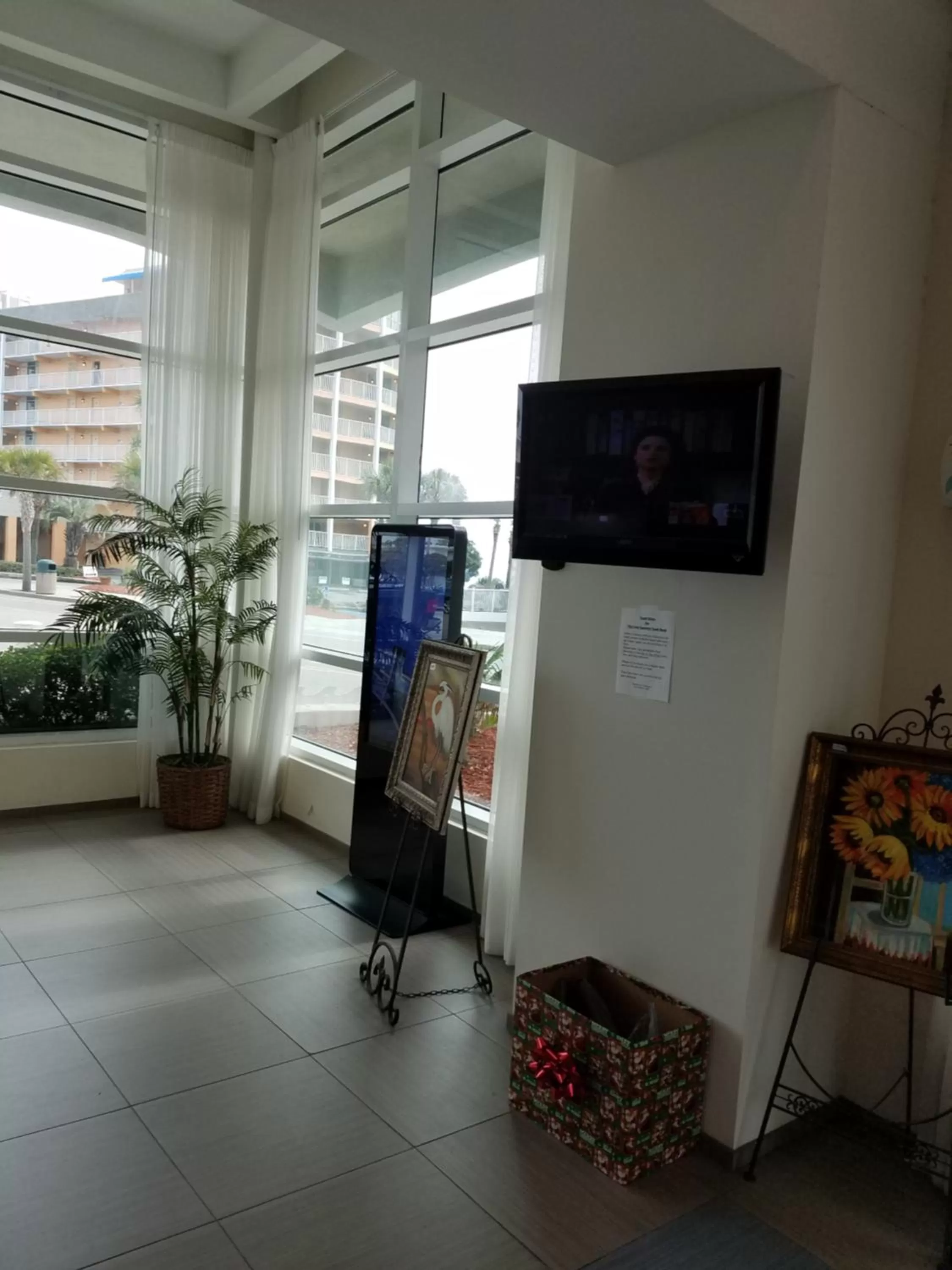 Lobby or reception, TV/Entertainment Center in Oceans One Resort