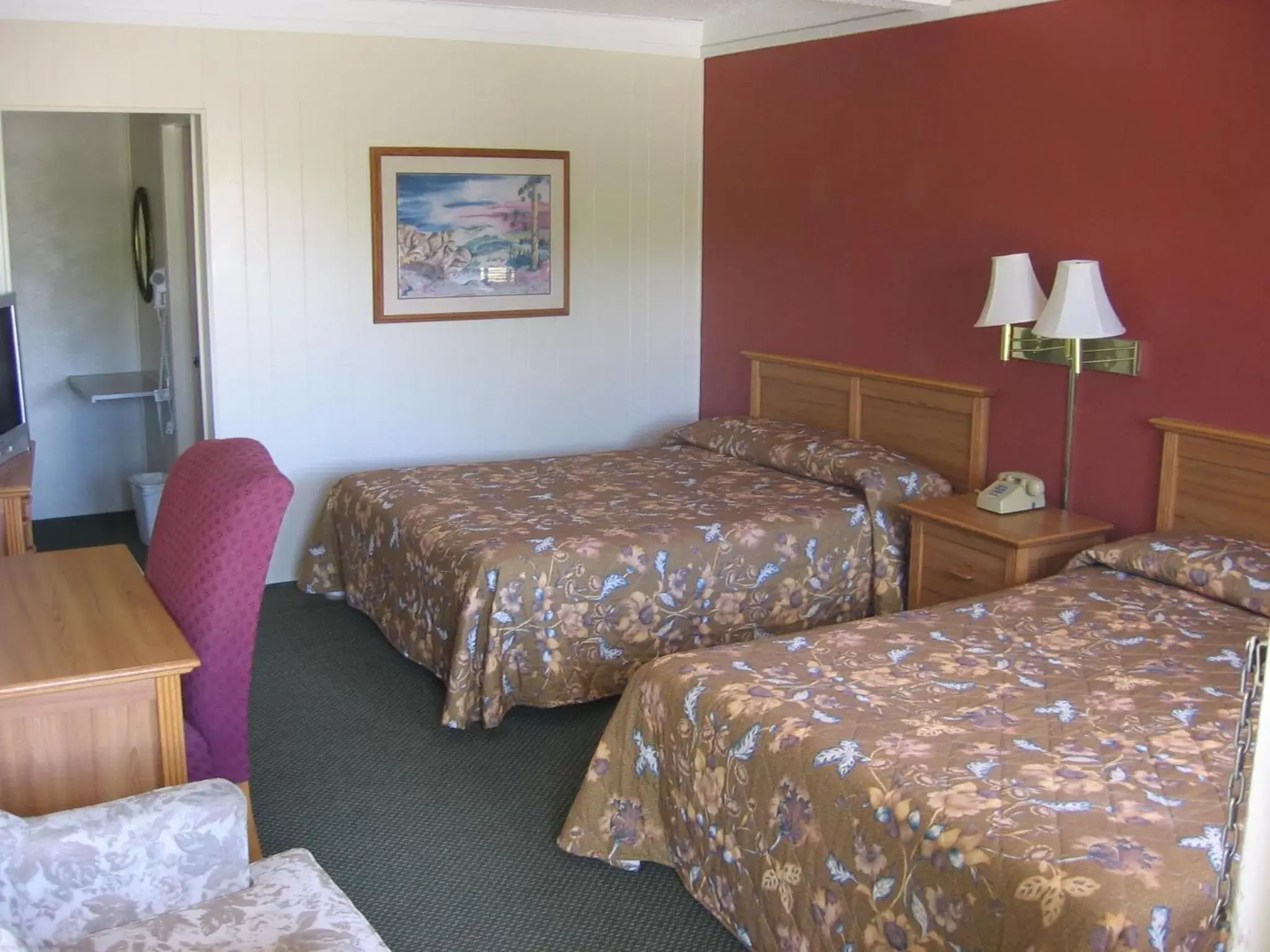 Bed in Heritage House Motel
