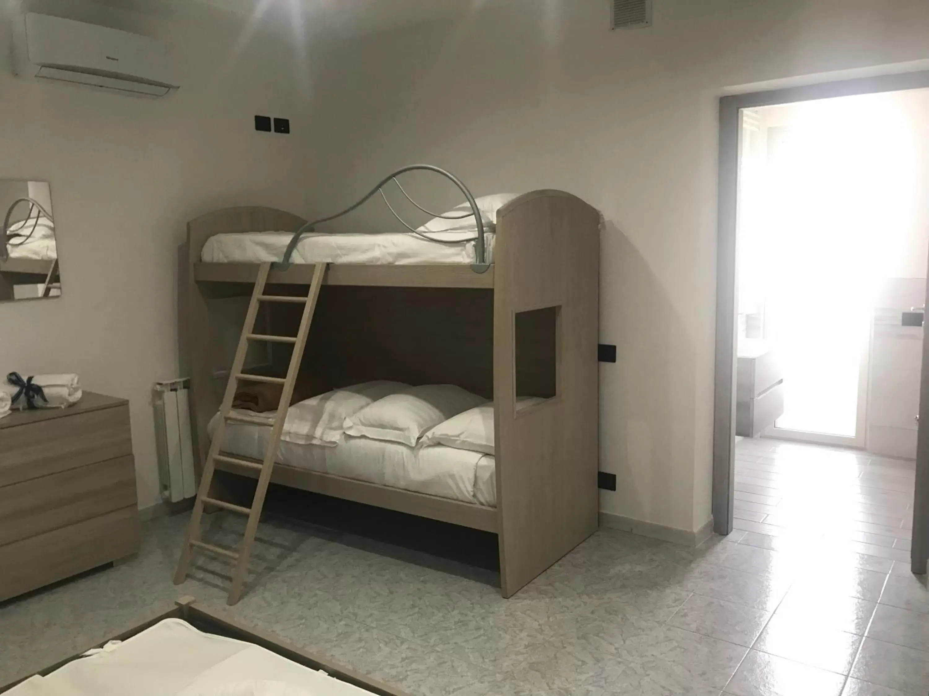 Bed, Bunk Bed in Gioema