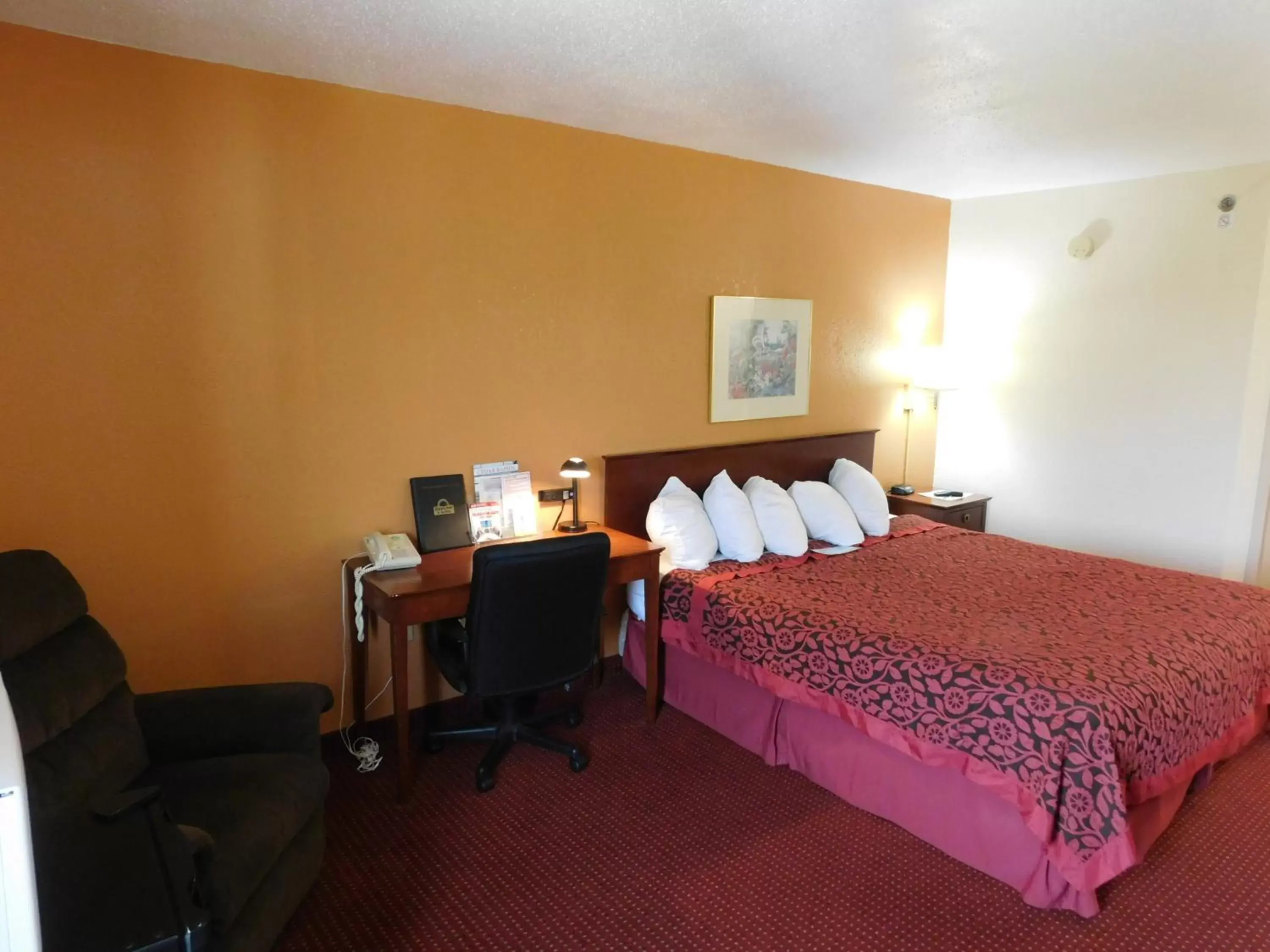Photo of the whole room, Bed in Days Inn & Suites by Wyndham Cedar Rapids