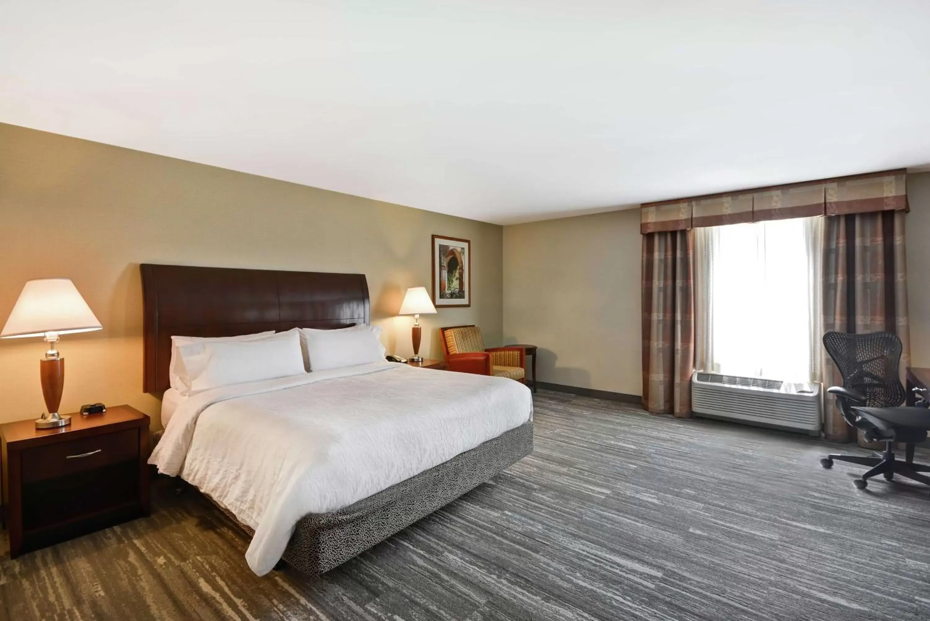Bedroom, Bed in Hilton Garden Inn Riverhead