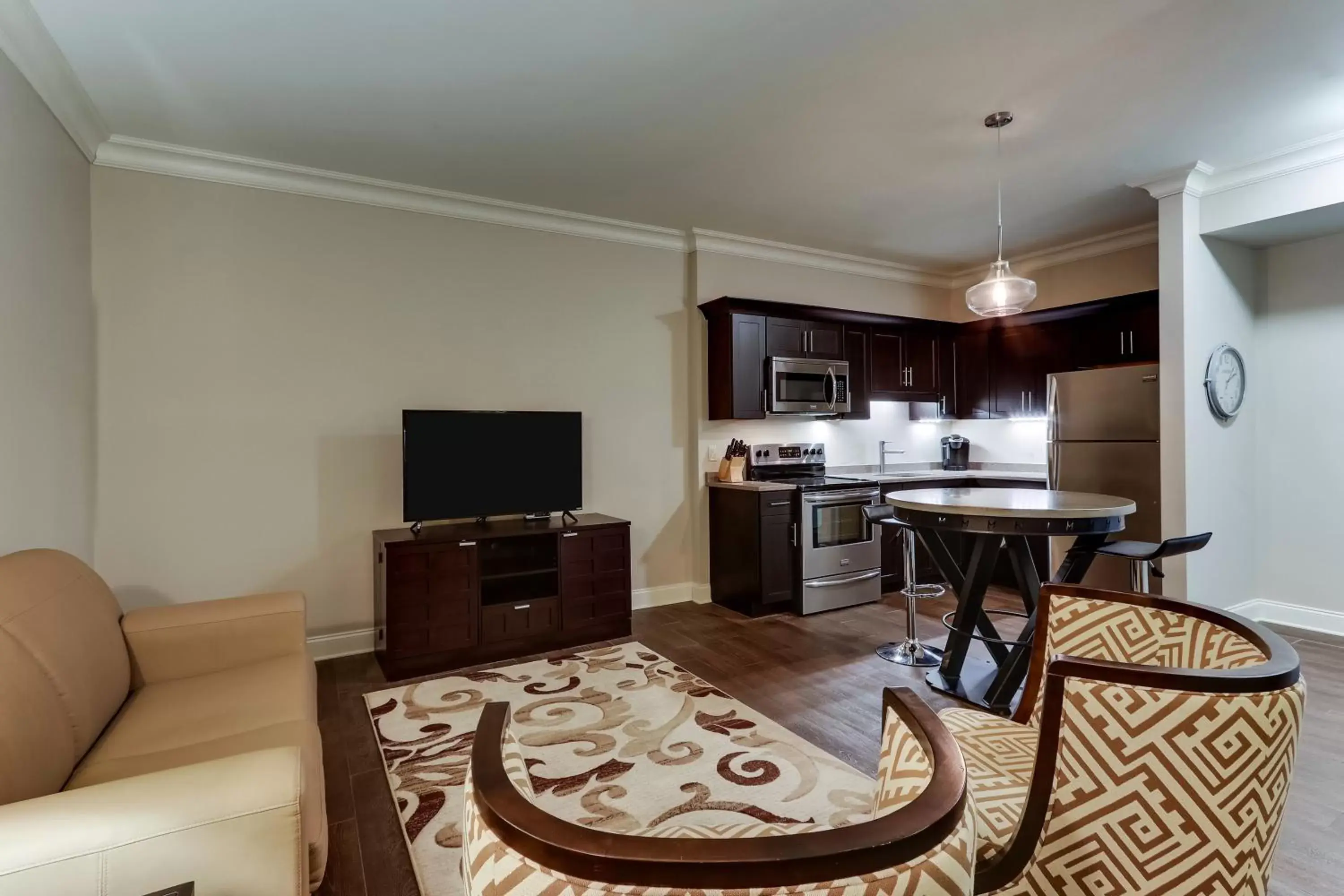 Seating area, Kitchen/Kitchenette in The Mantissa Hotel