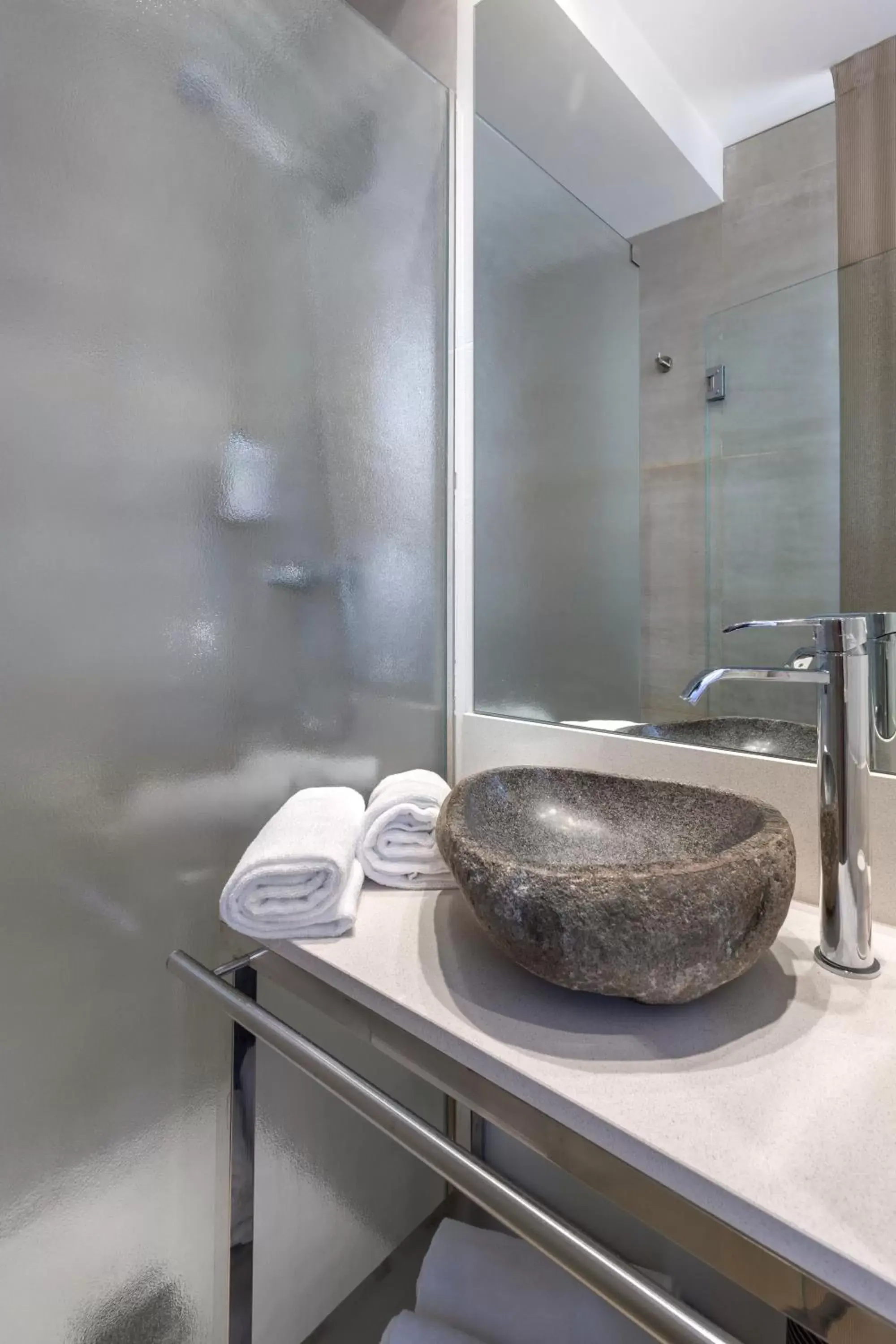 Shower, Bathroom in B&B HOTEL Tarragona Centro Urbis