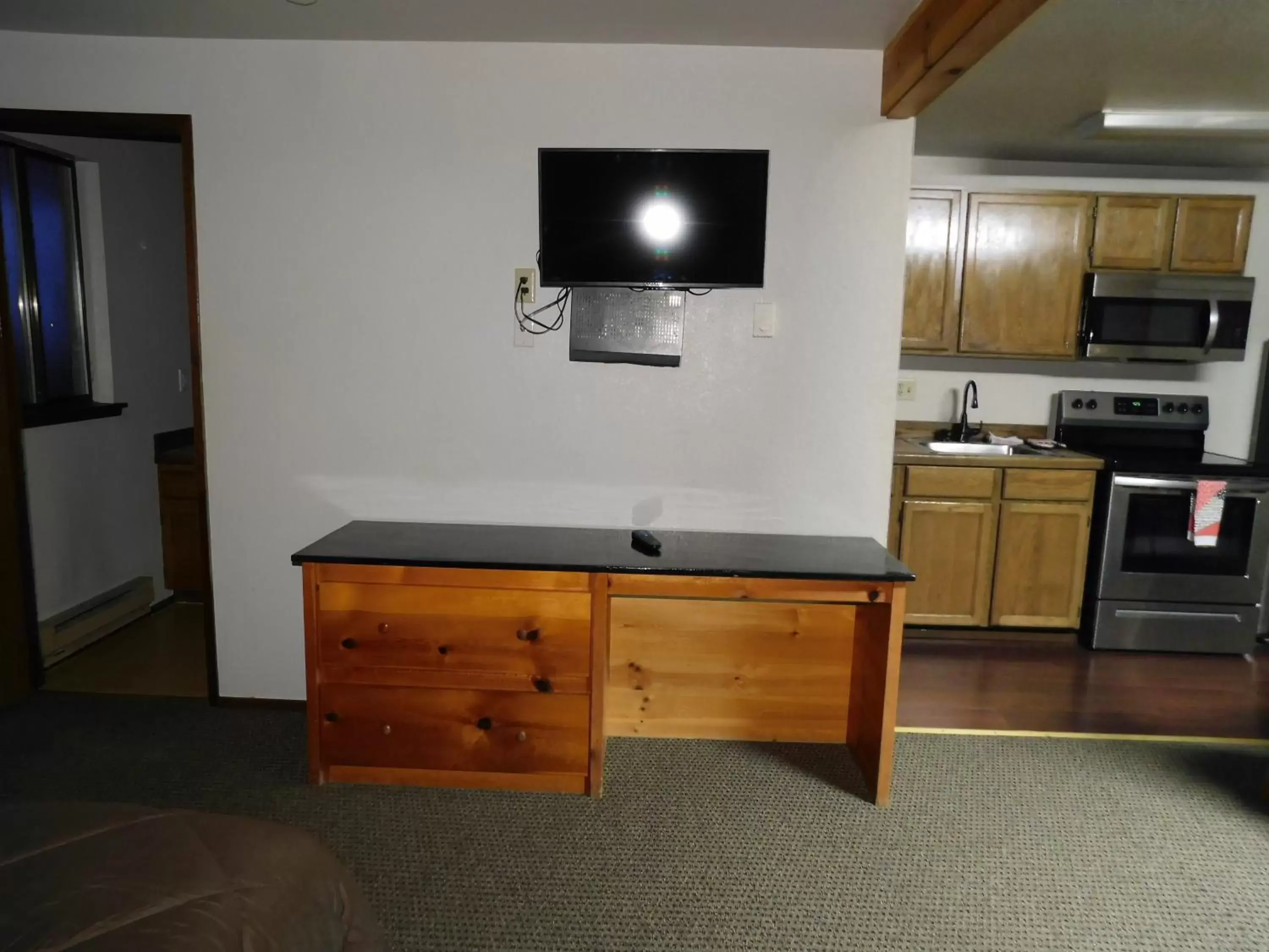 TV and multimedia, TV/Entertainment Center in Packwood Inn