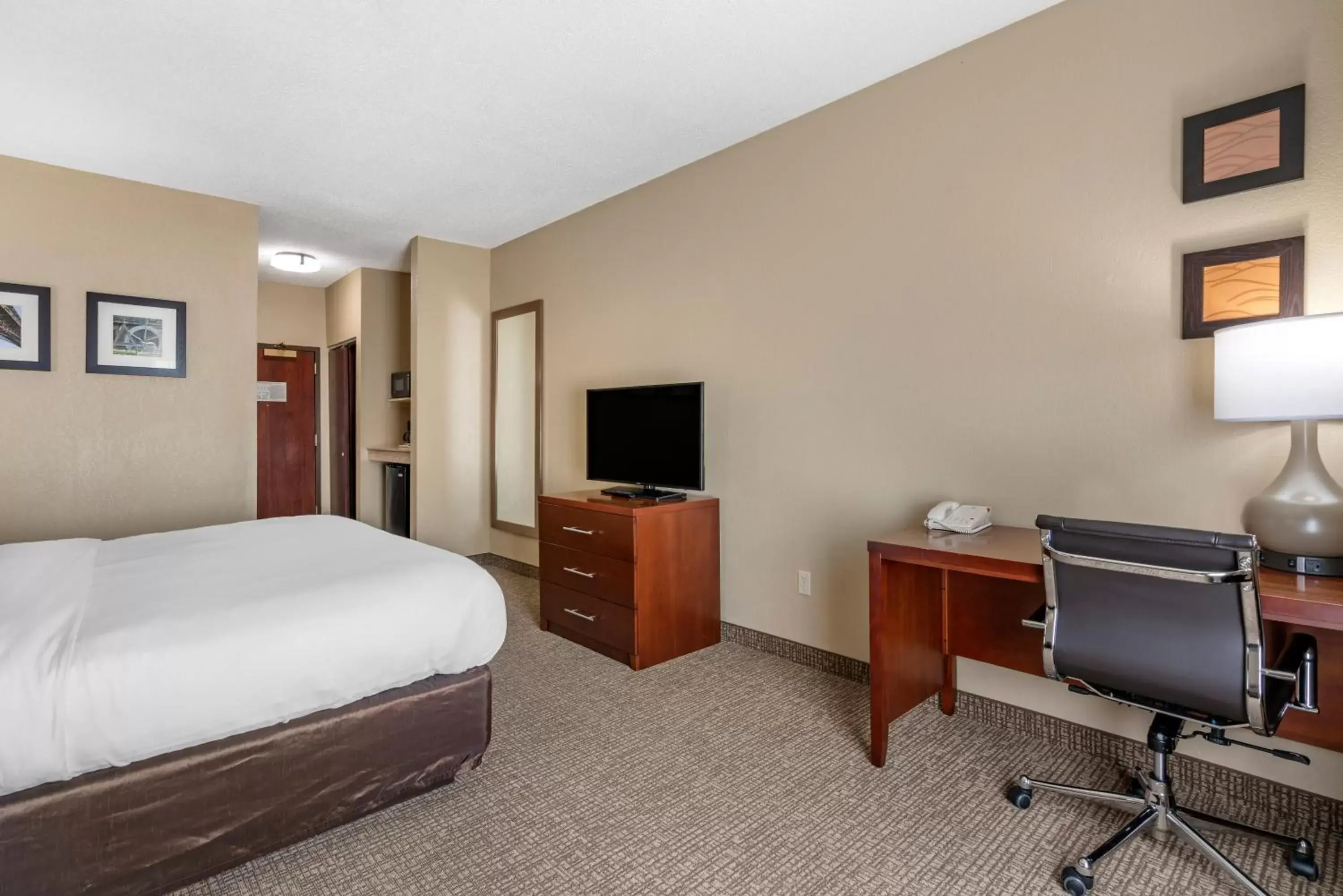 Bedroom, TV/Entertainment Center in Comfort Inn & Suites St Louis-O'Fallon