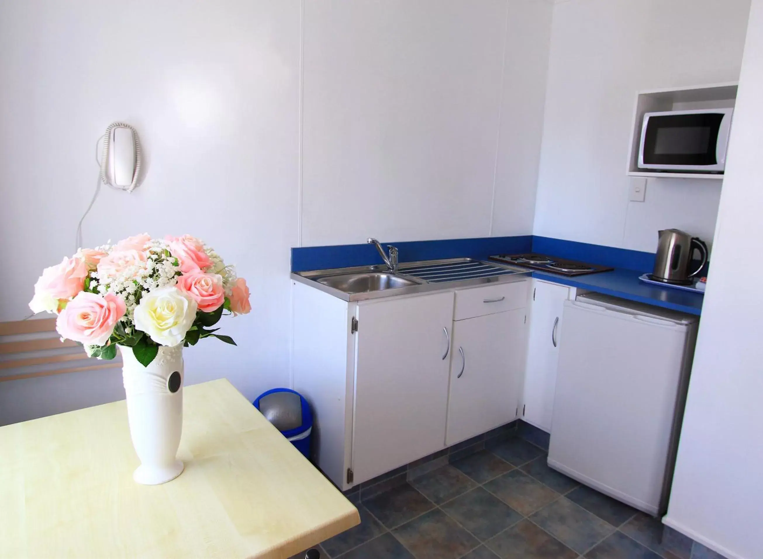 Decorative detail, Kitchen/Kitchenette in Golden Glow Motel