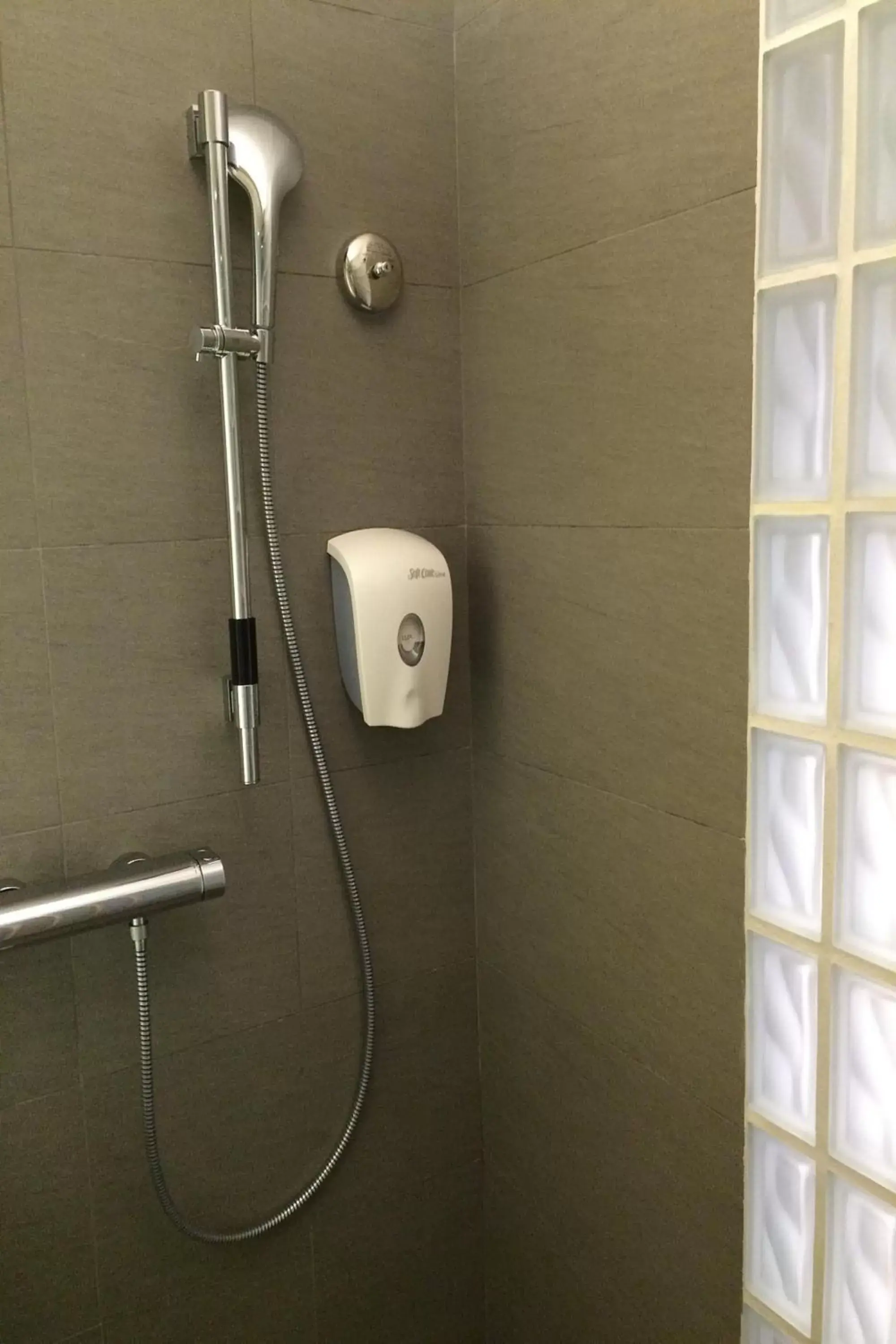 Shower, Bathroom in Holiday Inn Express Hong Kong Mongkok, an IHG Hotel