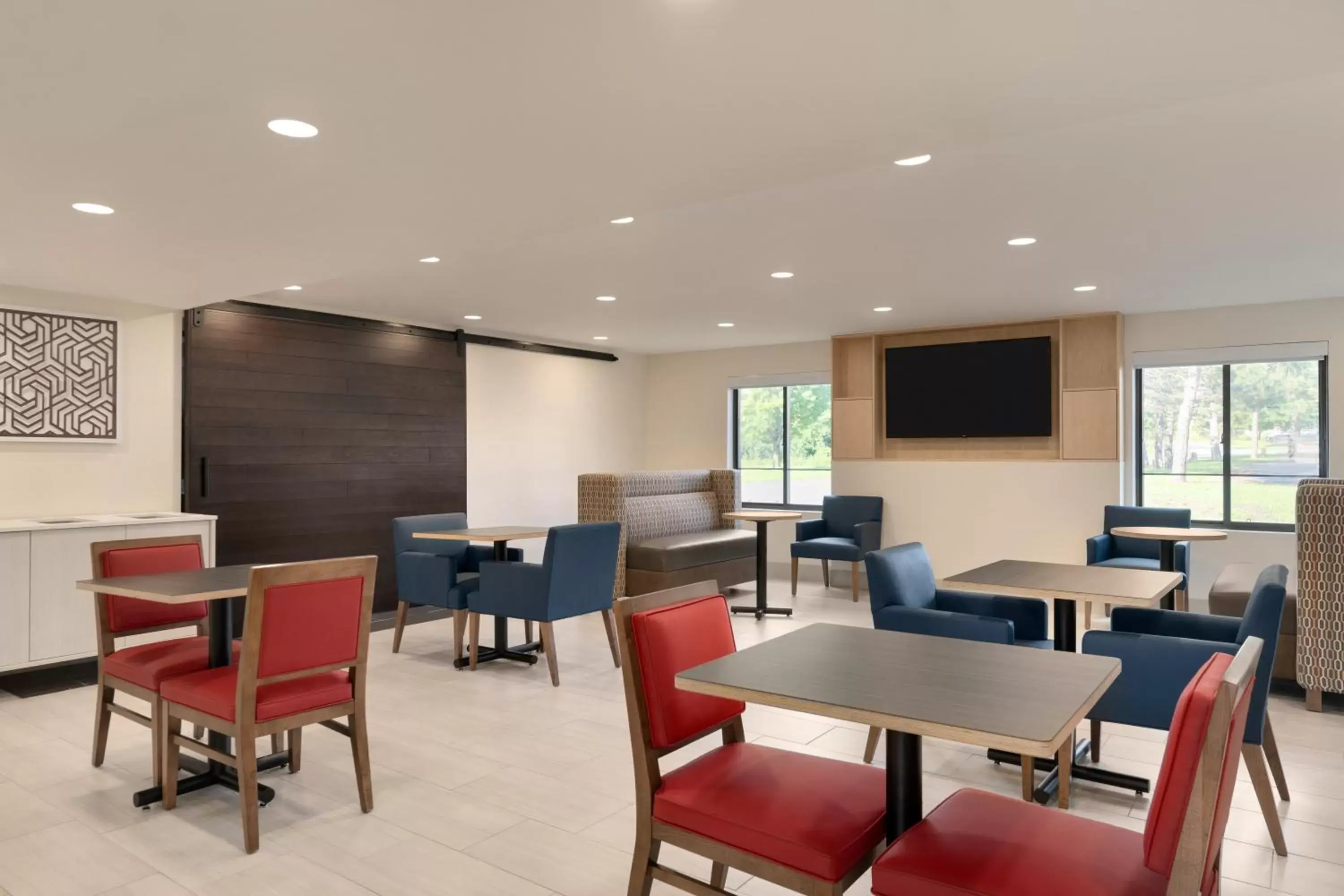 Dining area, Restaurant/Places to Eat in Holiday Inn Express - Plattsburgh, an IHG Hotel