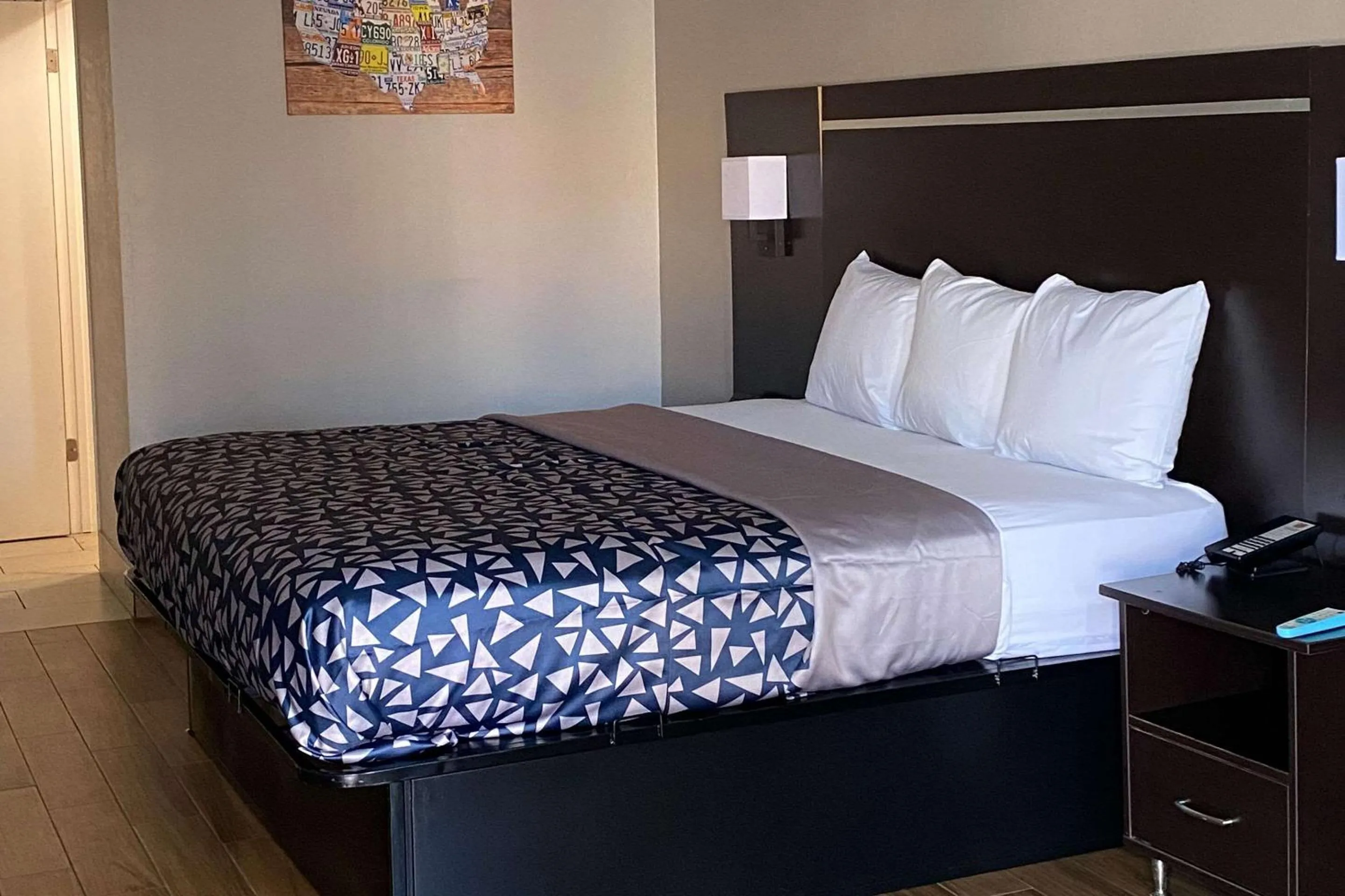 Bed in Econo Lodge Sevierville-Pigeon Forge on the River