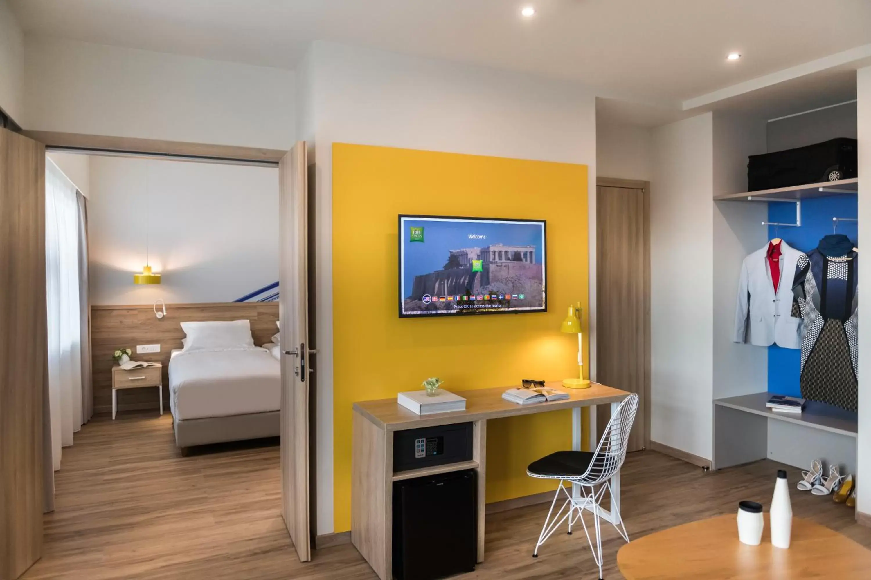 Bed, TV/Entertainment Center in ibis Styles Athens Routes