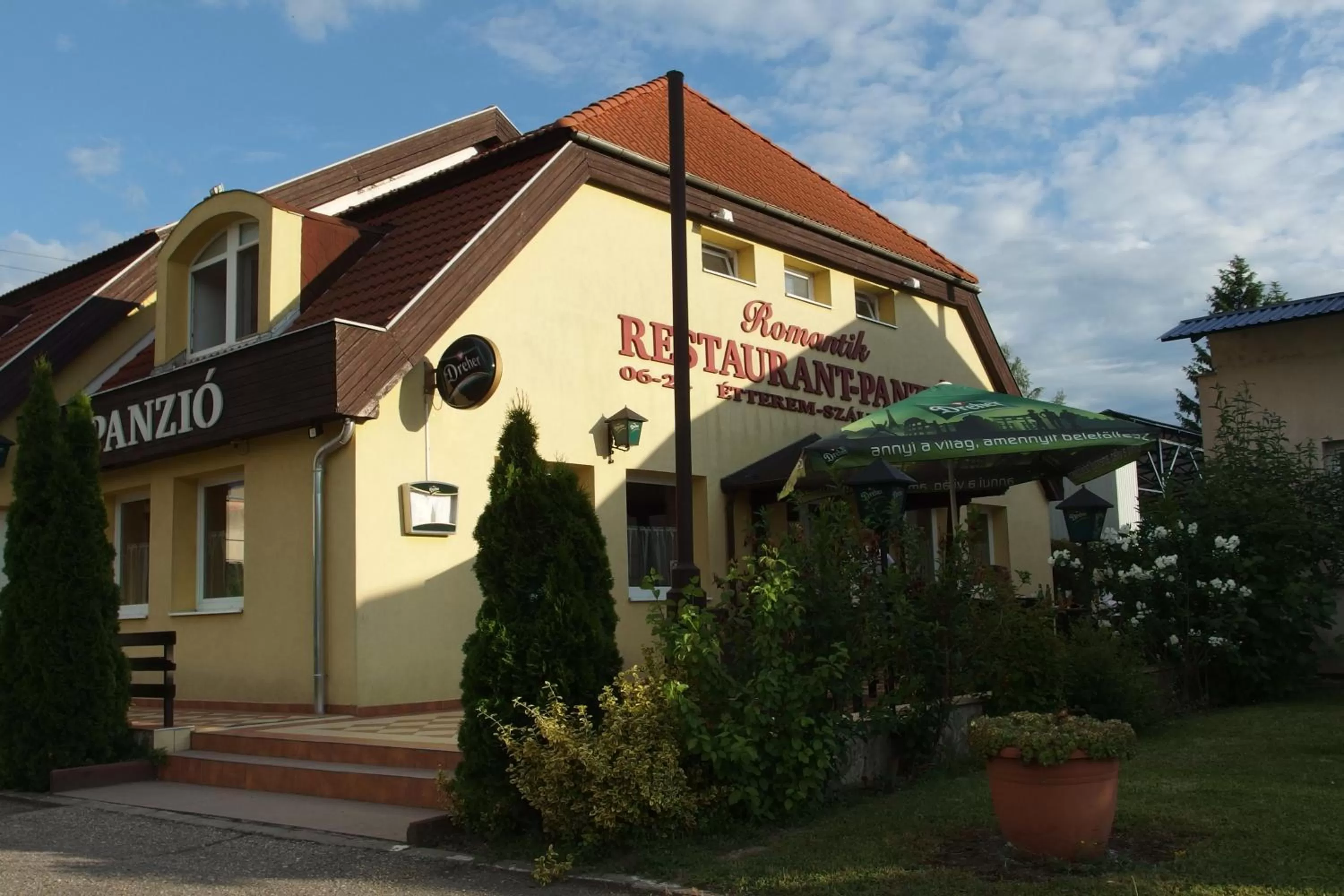 Property building in Romantik Étterem - Panzió