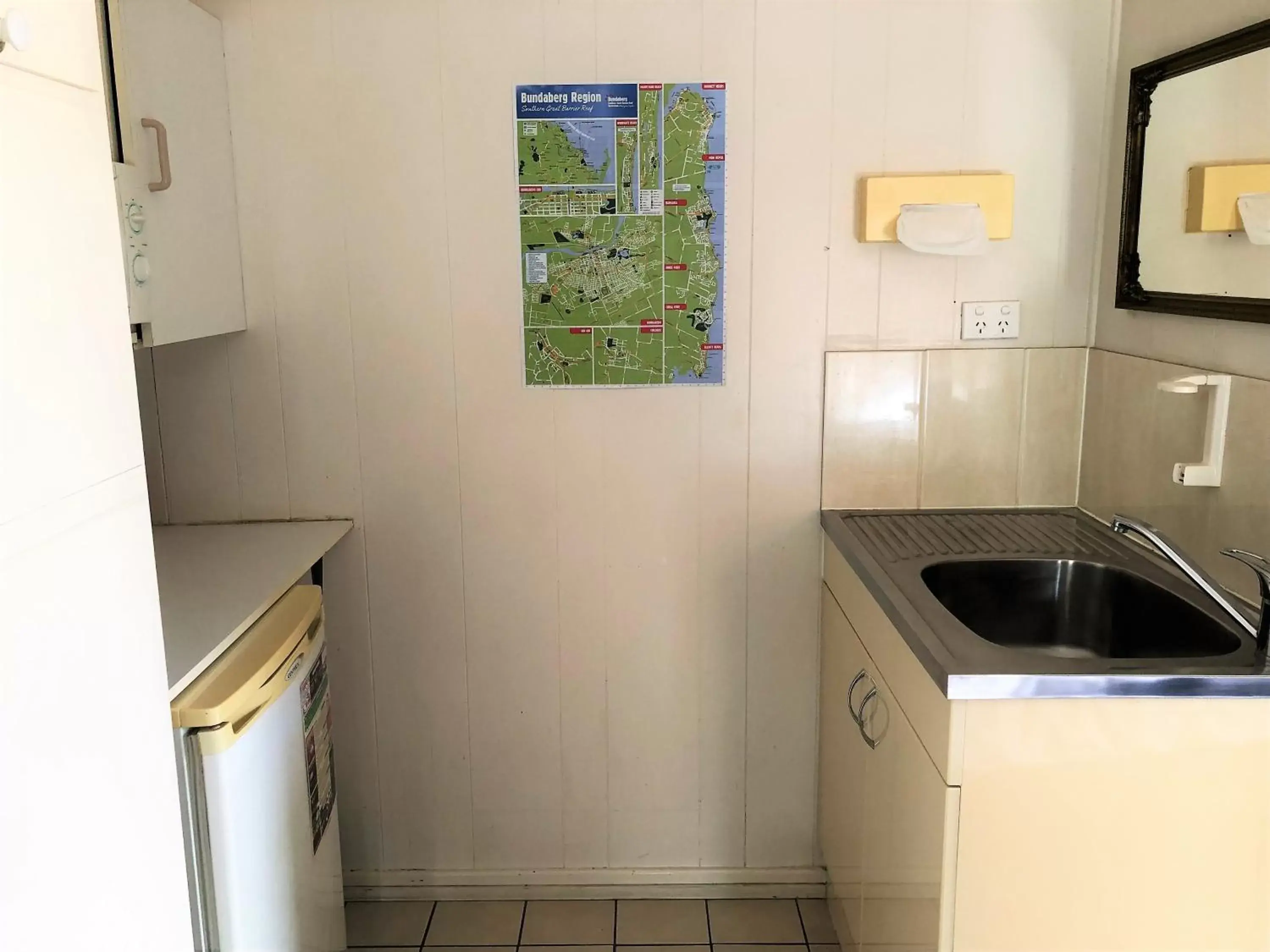 Kitchen or kitchenette, Kitchen/Kitchenette in Bundaberg Coral Villa Motor Inn