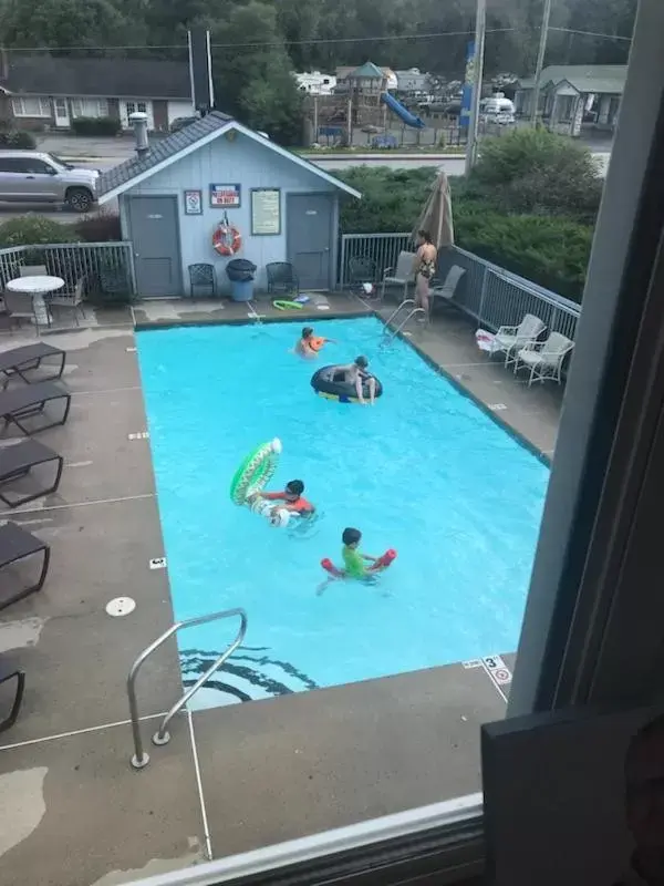 Pool View in Four Seasons Inn