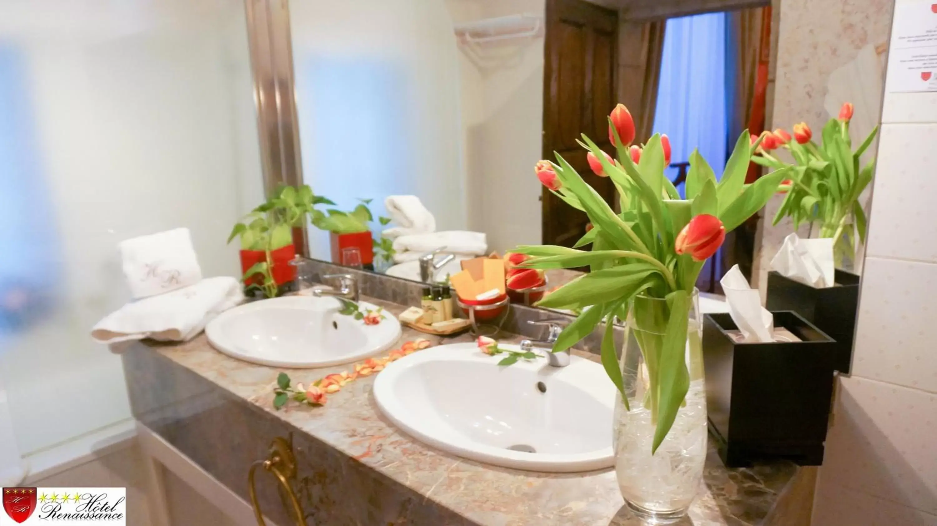 Bathroom in Hôtel Renaissance