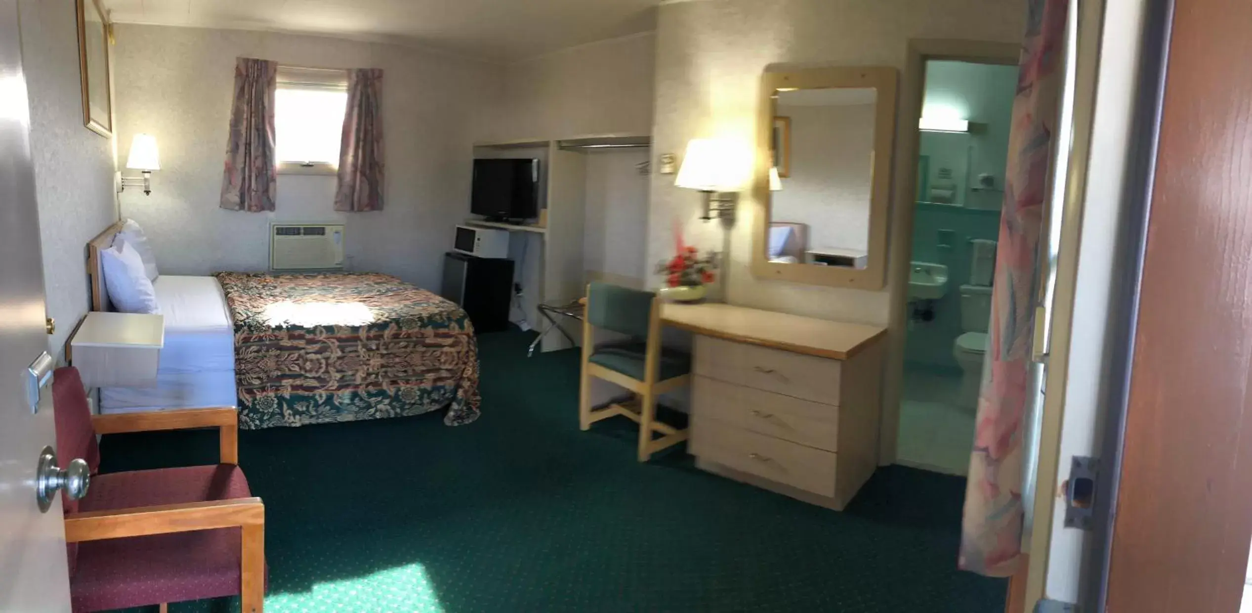 Photo of the whole room, Bed in Budget Inn Clearfield PA